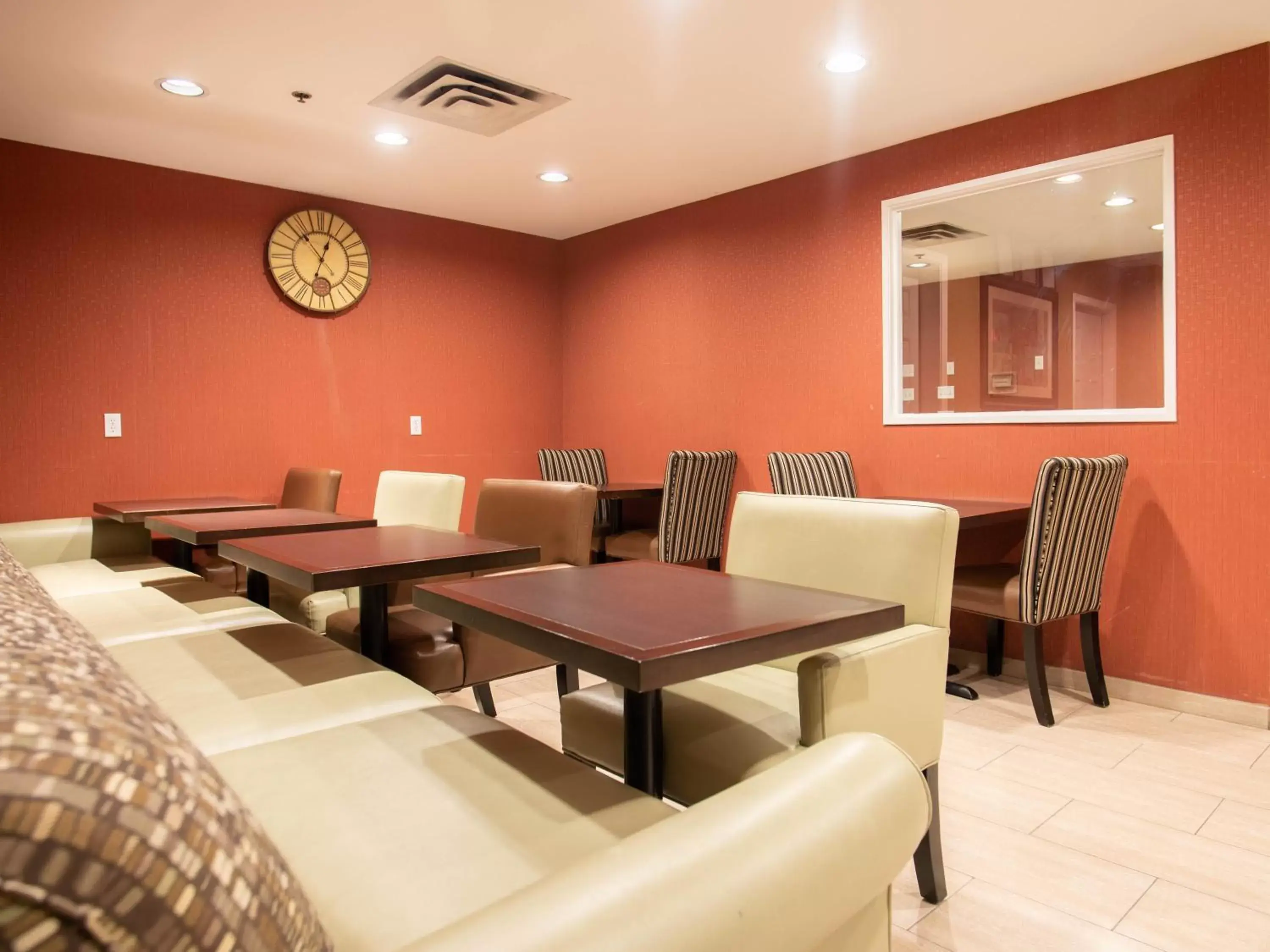 Lobby or reception, Restaurant/Places to Eat in Pacific Inn & Suites Kamloops