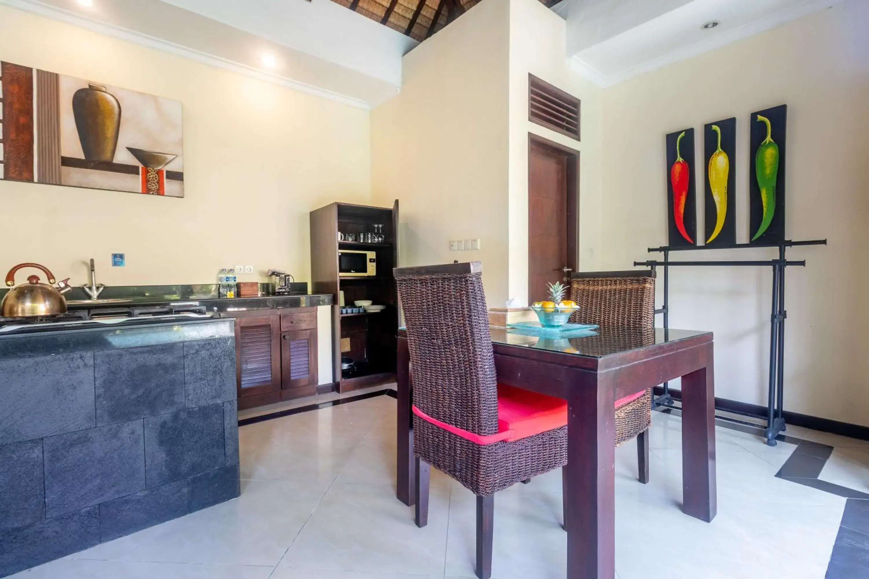 Dining area, Kitchen/Kitchenette in Aleesha Villas and Suites