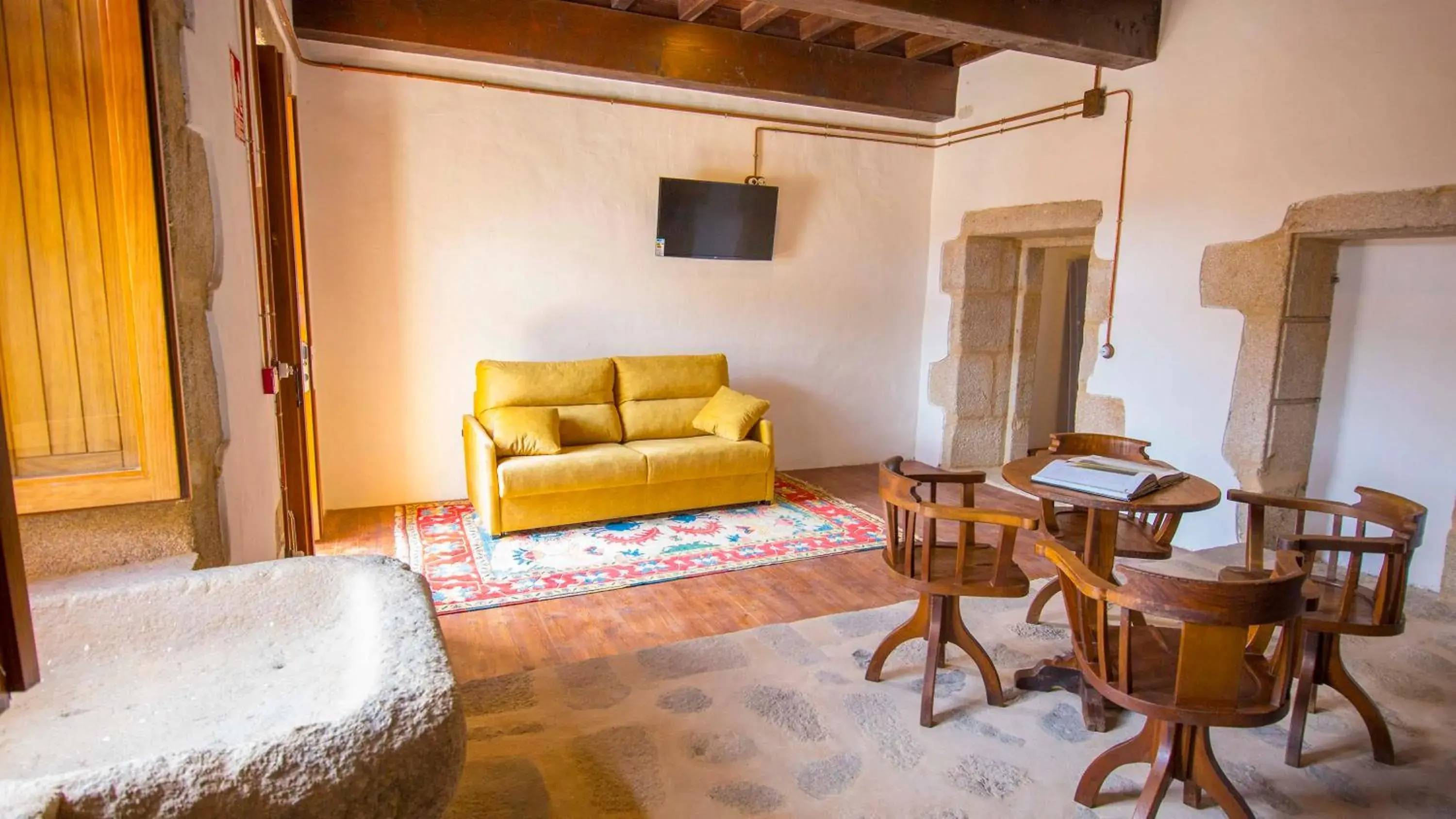 TV and multimedia, Seating Area in Hostel Monasterio de Moraime