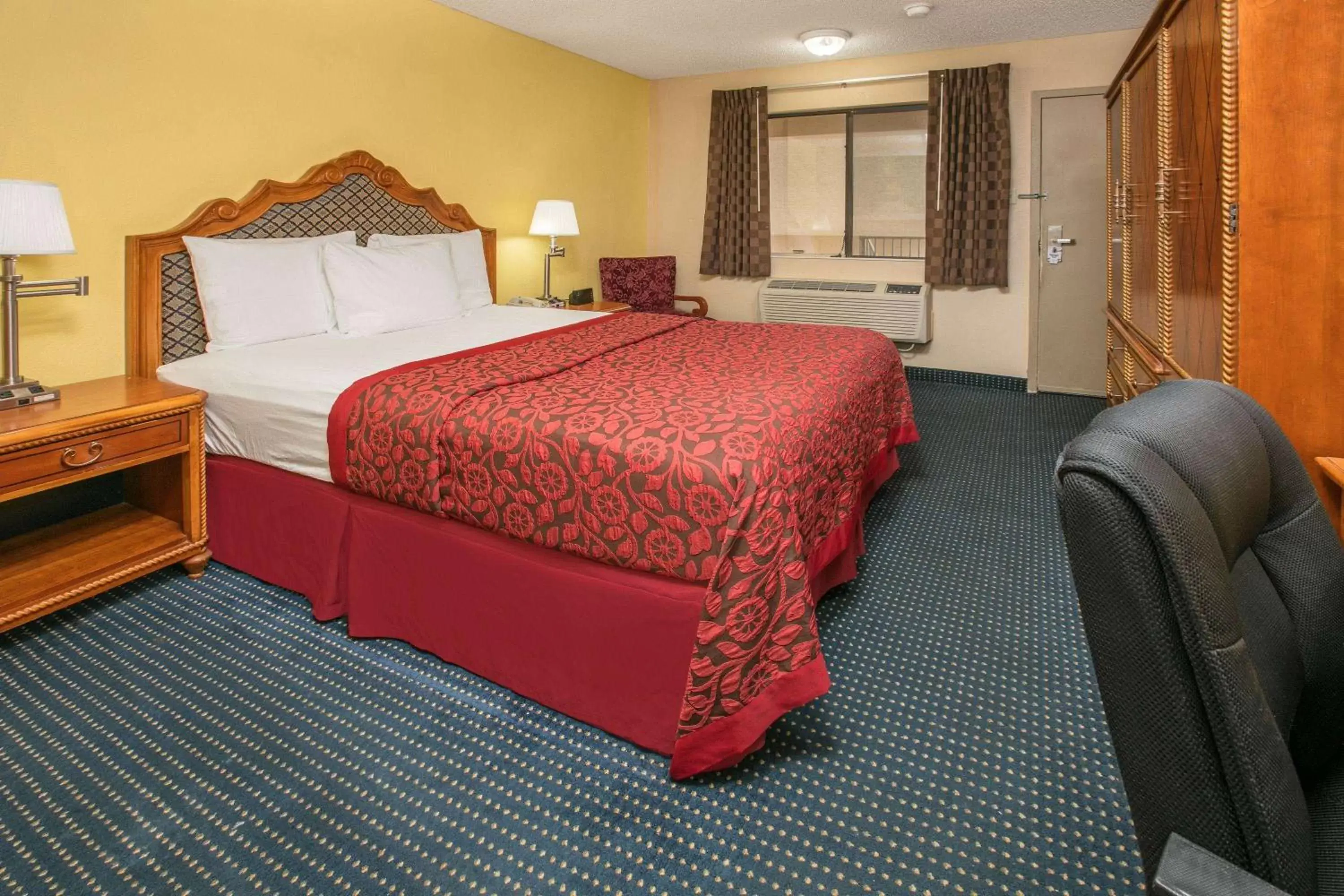 Photo of the whole room, Bed in Days Inn by Wyndham McKinney