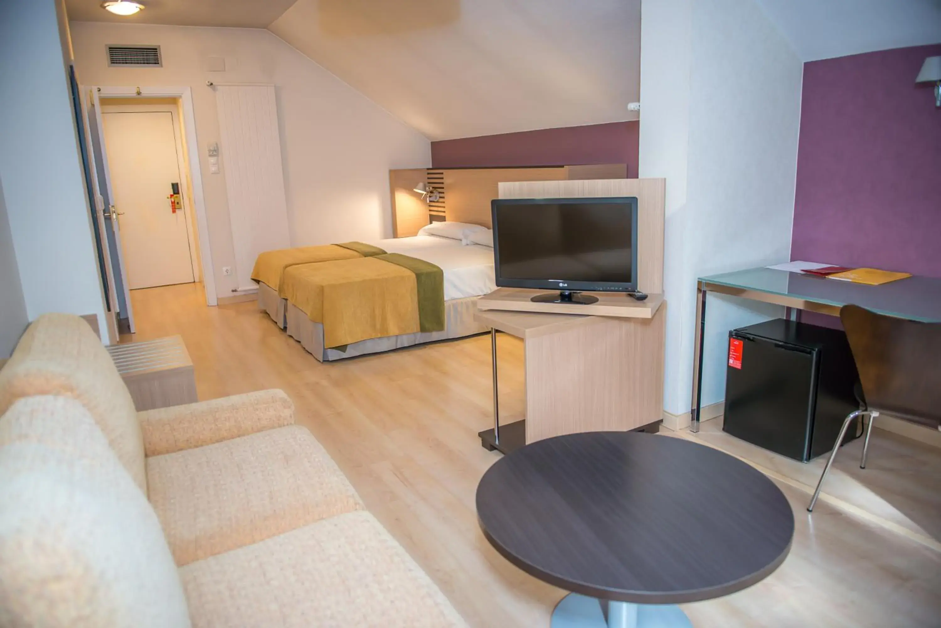 Photo of the whole room, TV/Entertainment Center in Hotel Oroel