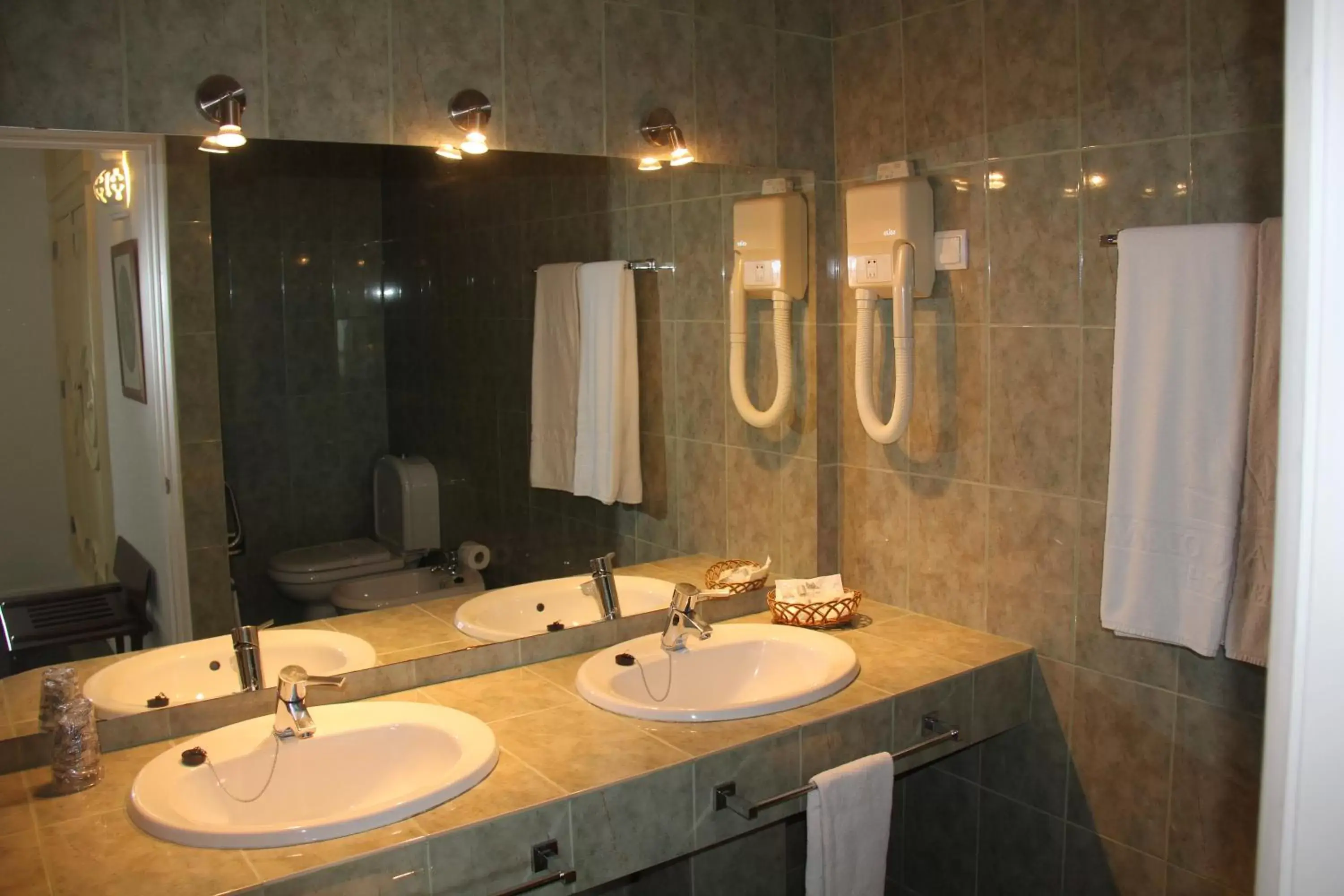 Shower, Bathroom in Hotel Vasco Da Gama
