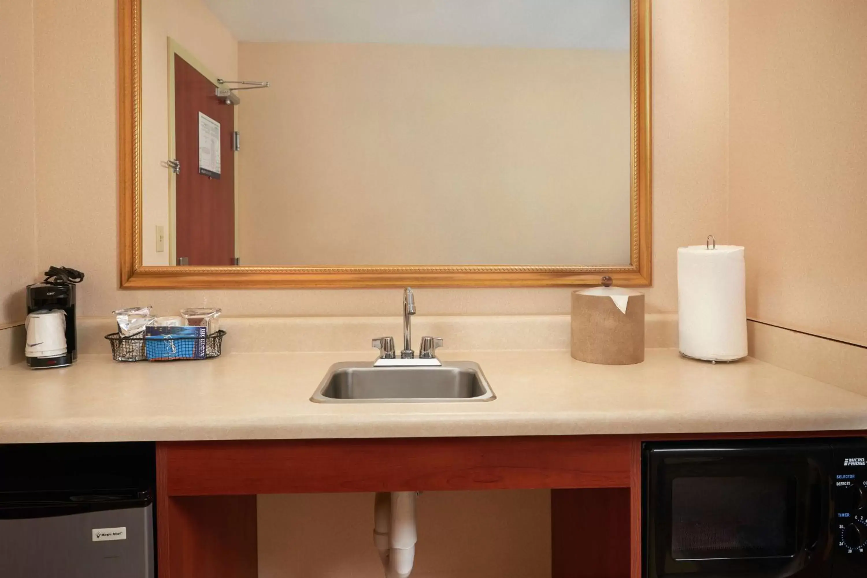 Kitchen or kitchenette, Bathroom in Hampton Inn & Suites Roswell