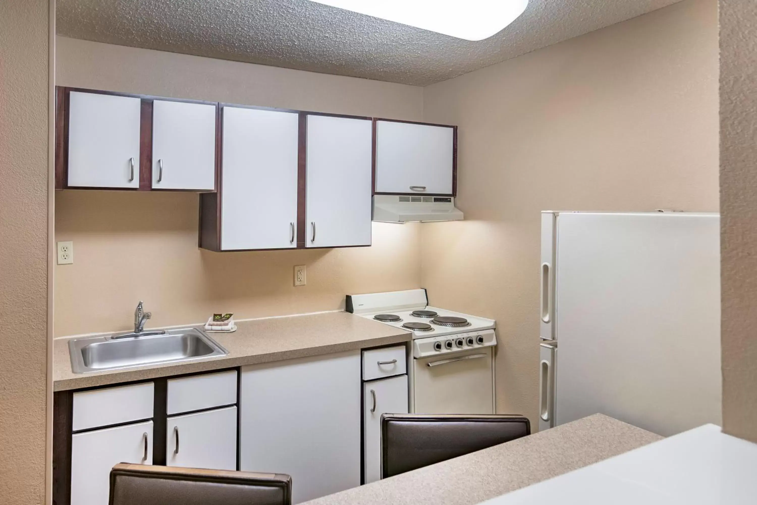 Kitchen or kitchenette, Kitchen/Kitchenette in Extended Stay America Suites - Houston - Westchase - Westheimer