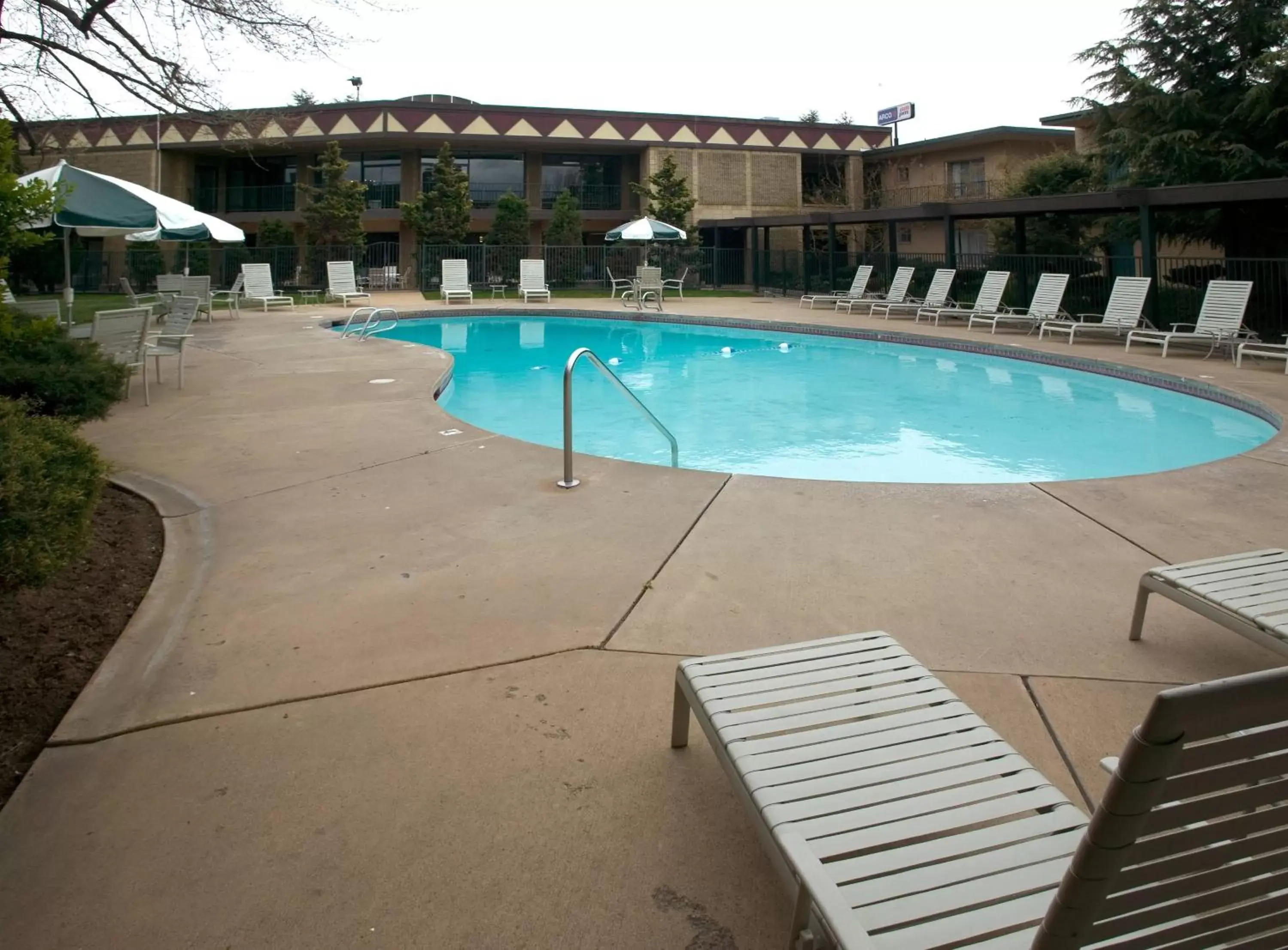 Facade/entrance, Swimming Pool in Red Lion Hotel Yakima Center