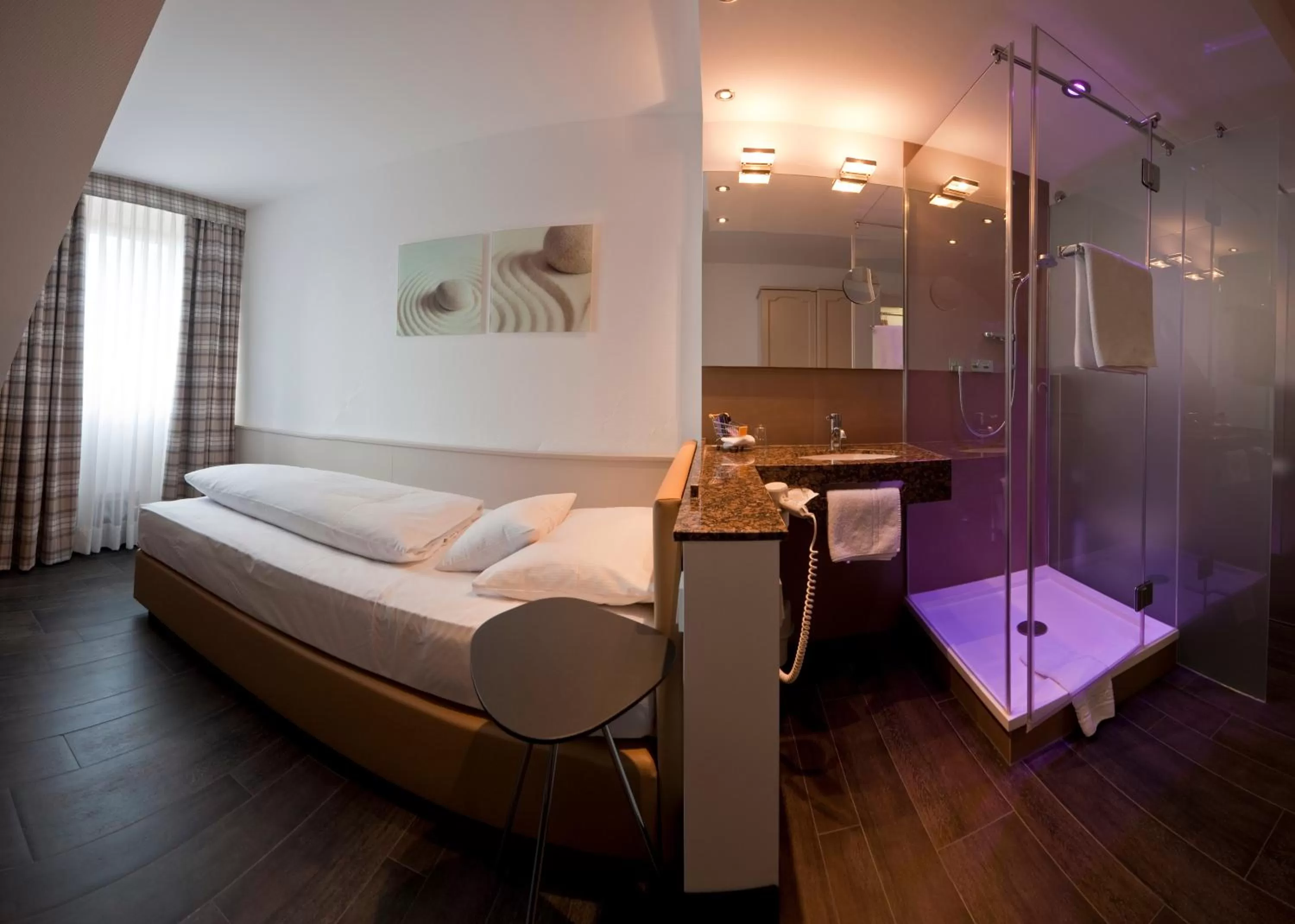 Shower, Bed in Hotel Lechnerhof Unterföhring