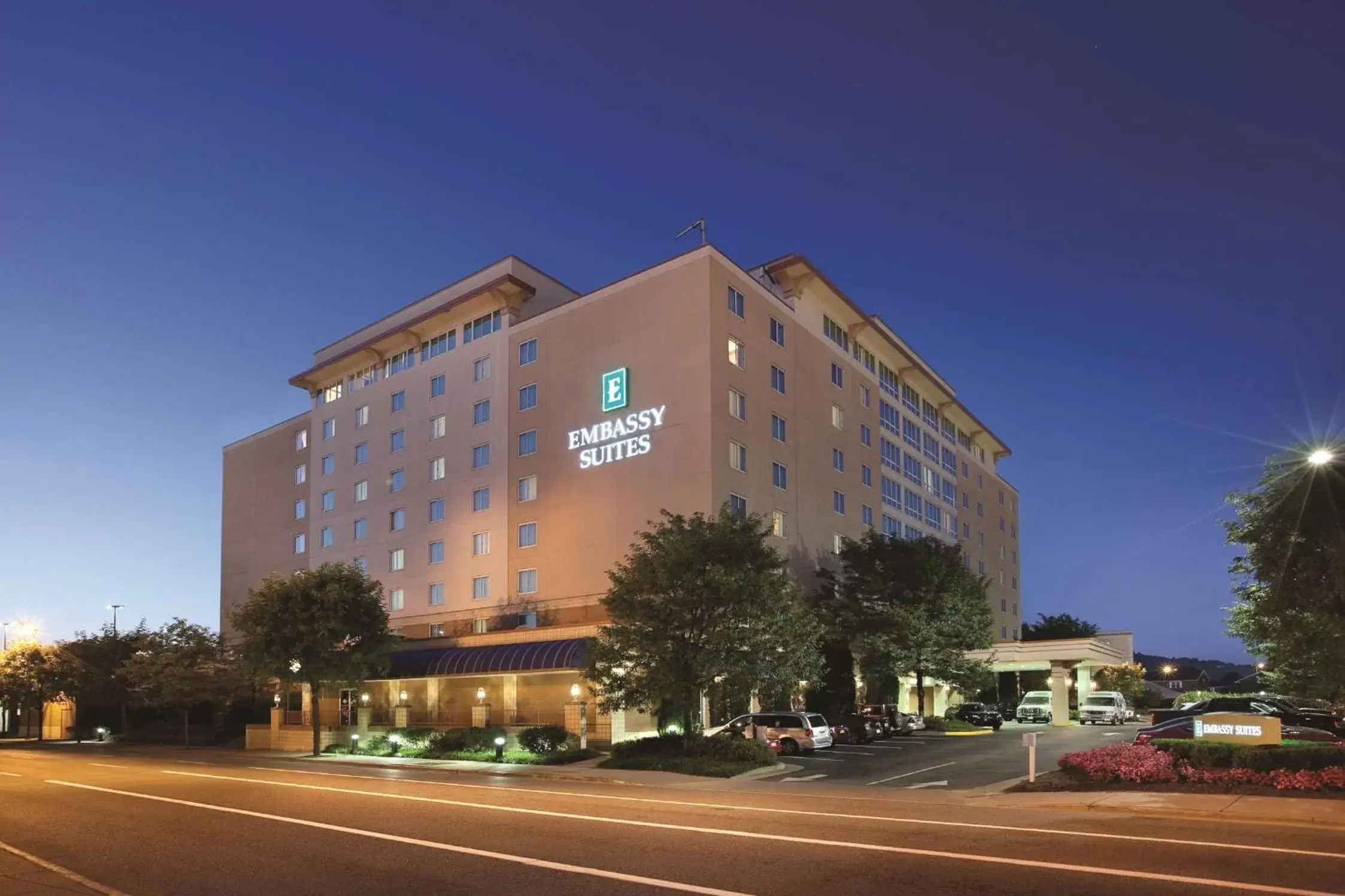 Property Building in Embassy Suites Charleston