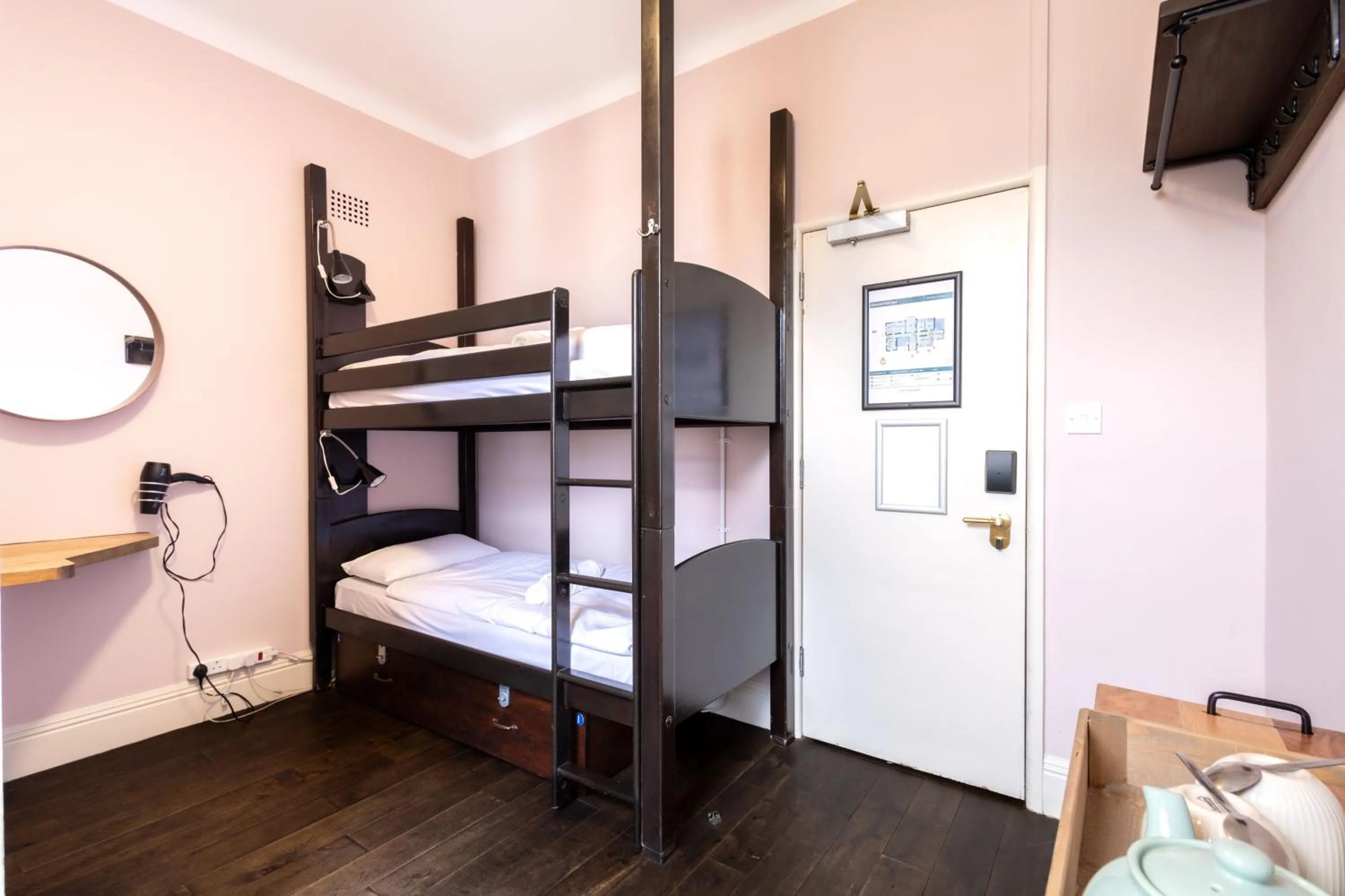 Bedroom, Bed in Palmers Lodge Swiss Cottage