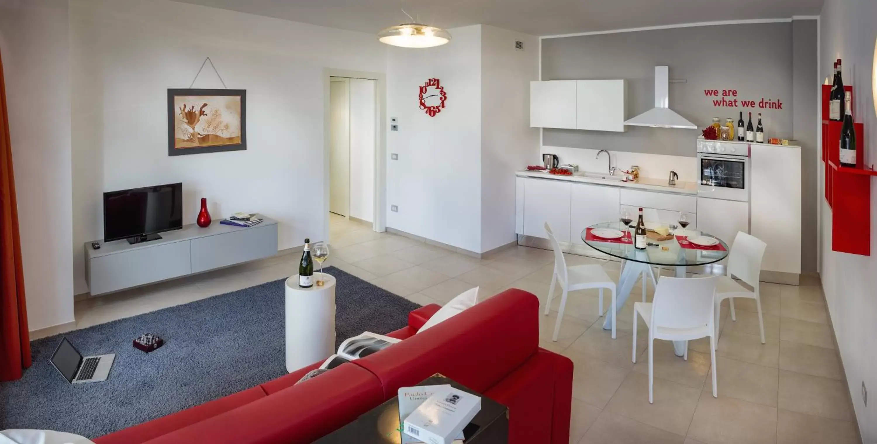 Living room, Kitchen/Kitchenette in Rivetto Suites