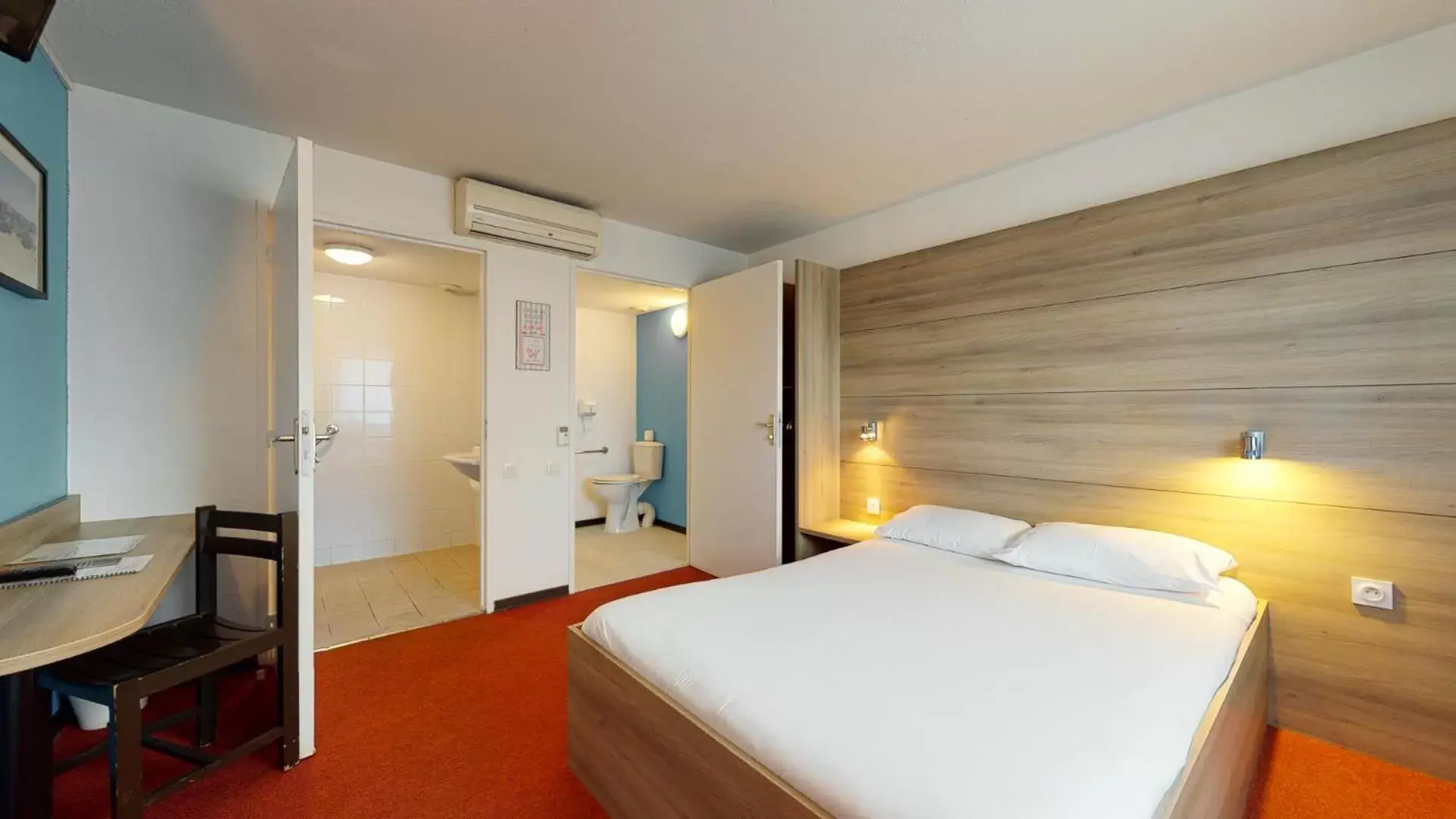 Facility for disabled guests, Bed in L'Auberge Everhotel de Tarbes-Ibos
