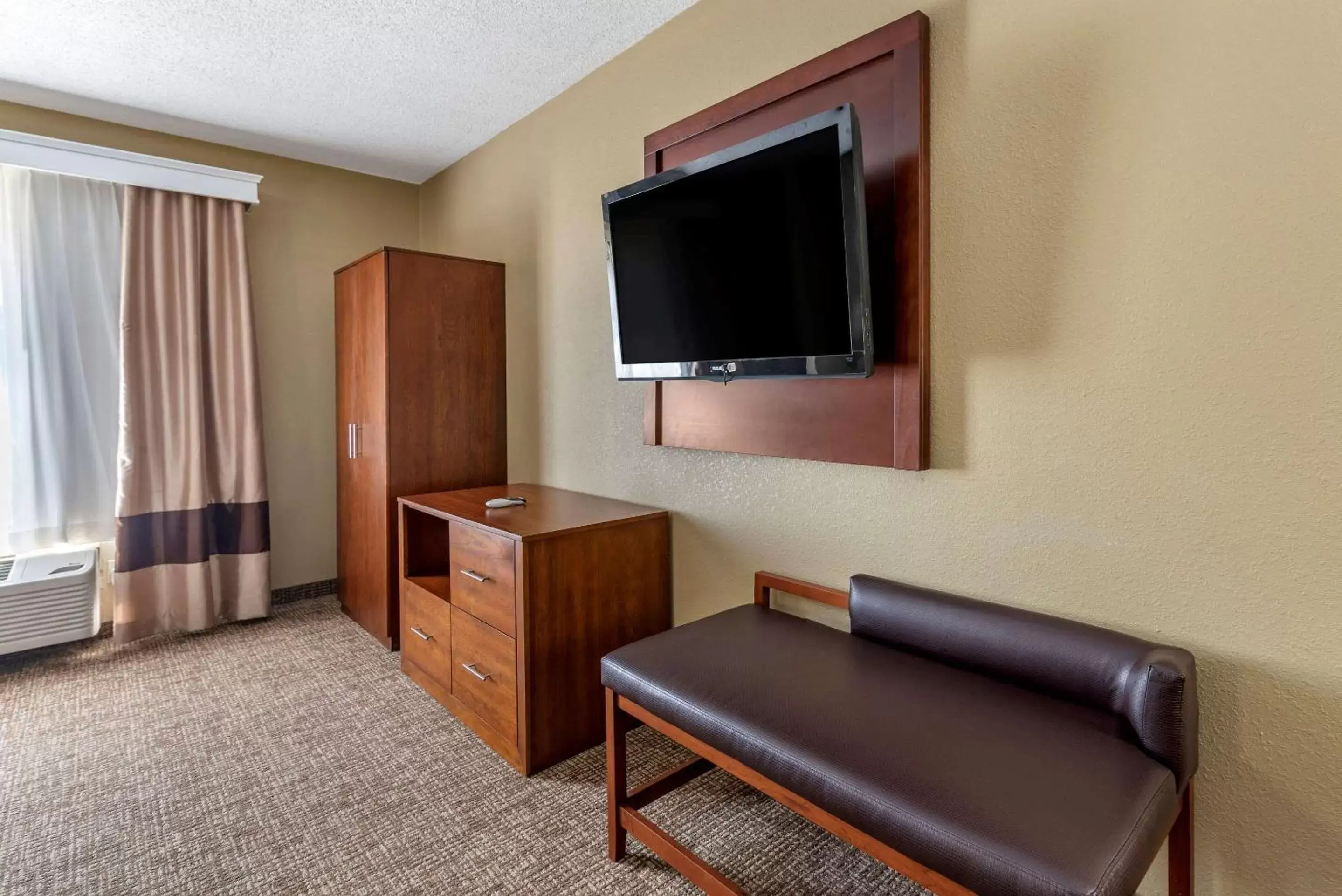 Photo of the whole room, TV/Entertainment Center in Comfort Inn & Suites El Dorado