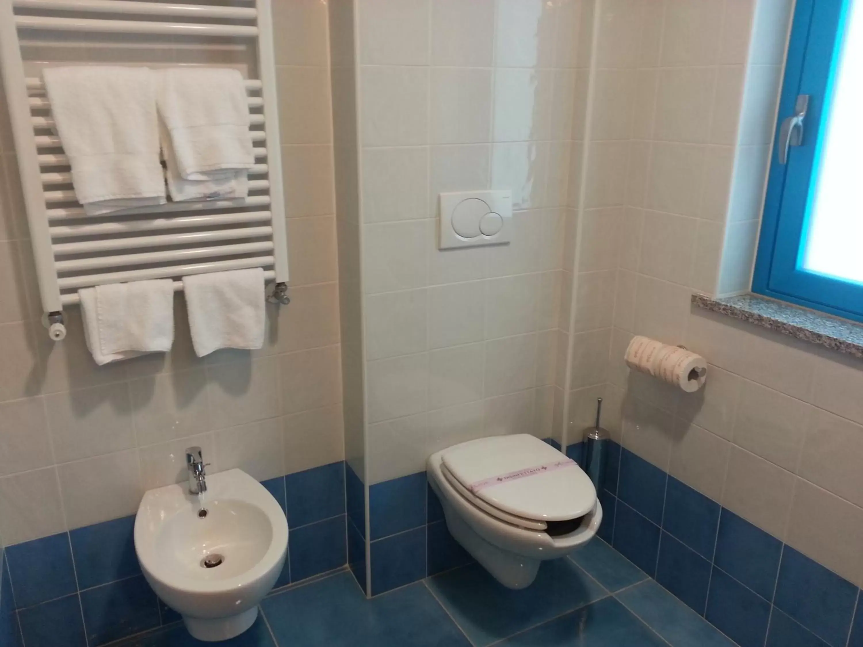 Toilet, Bathroom in Serpa Hotel