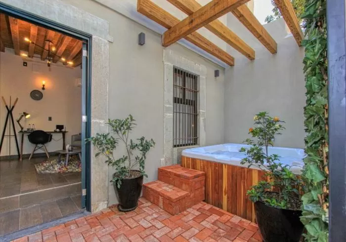 Antigua Trece Hotel Fusión