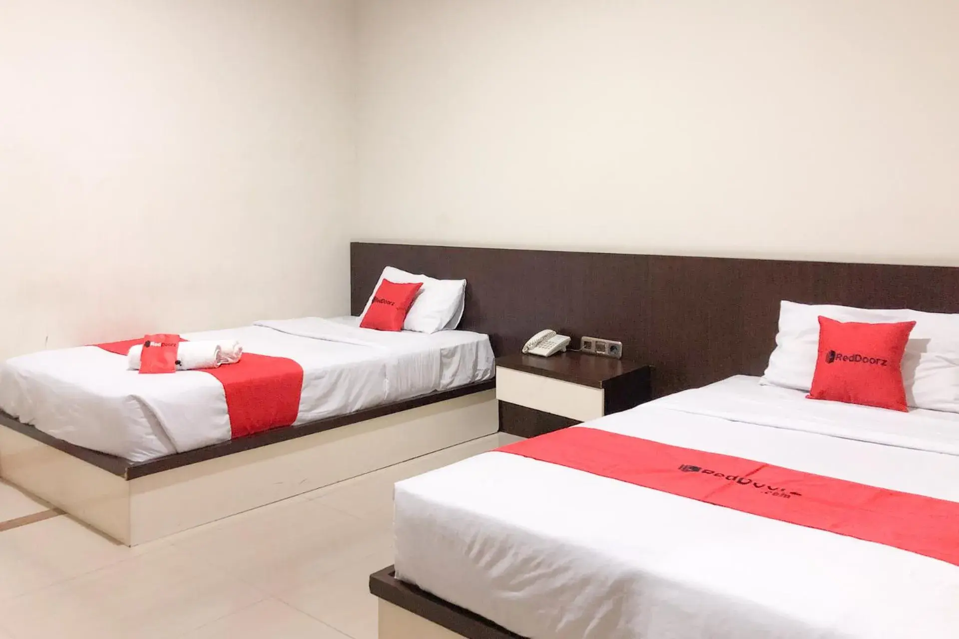 Bed in RedDoorz near Pantai Pede