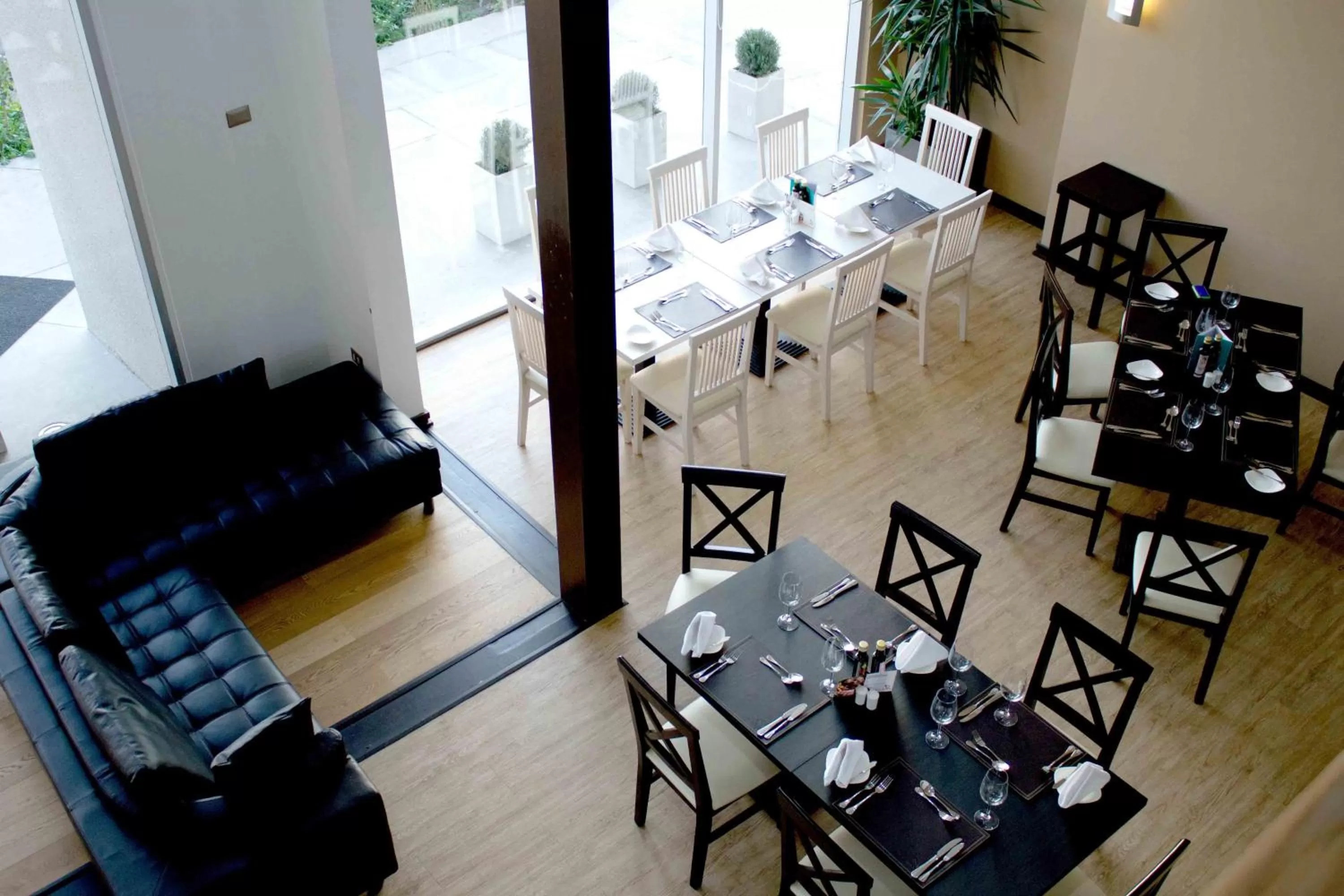 Restaurant/places to eat in Open Hotel