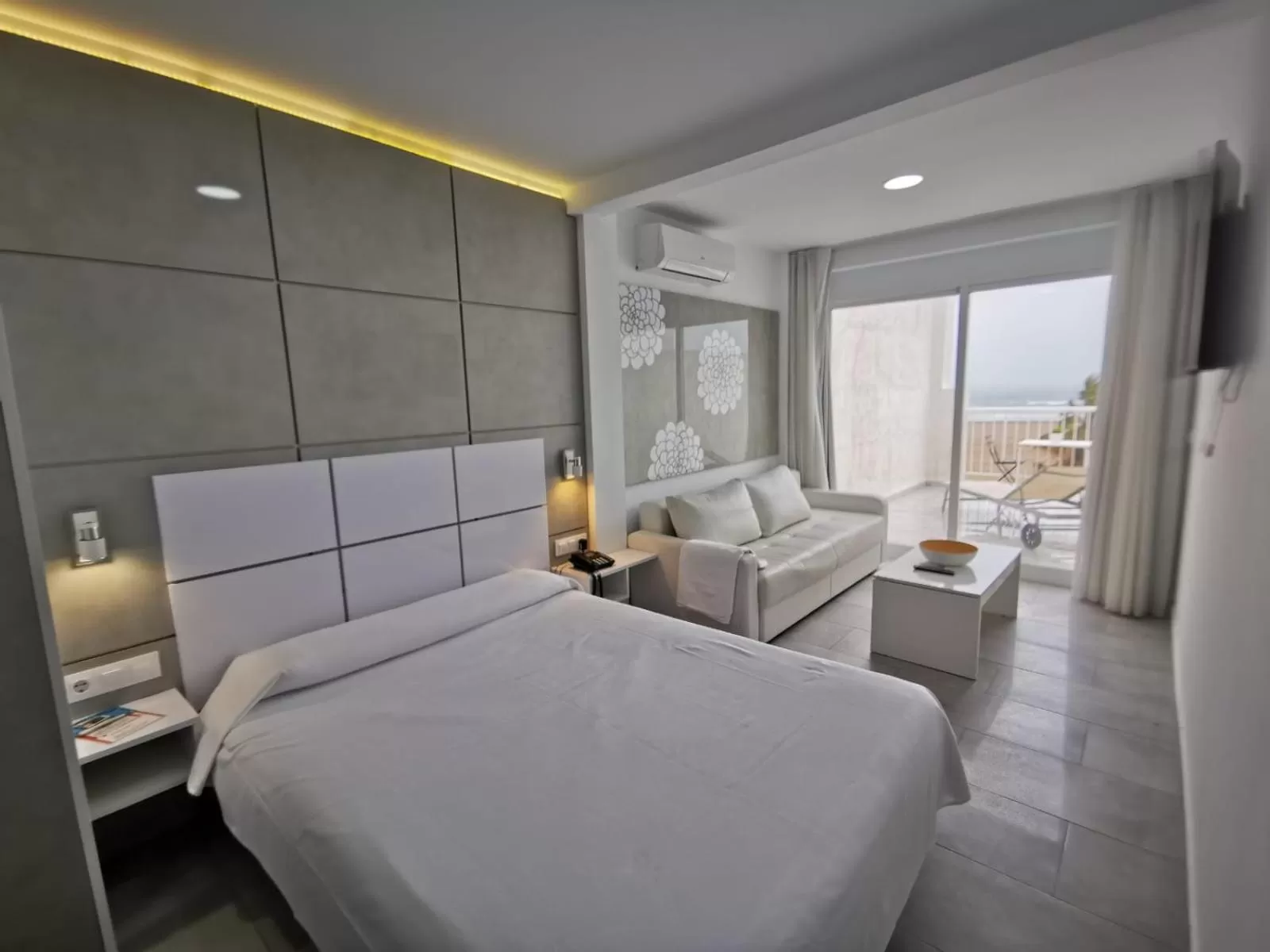 Bedroom, Bed in Sol Playa Suites