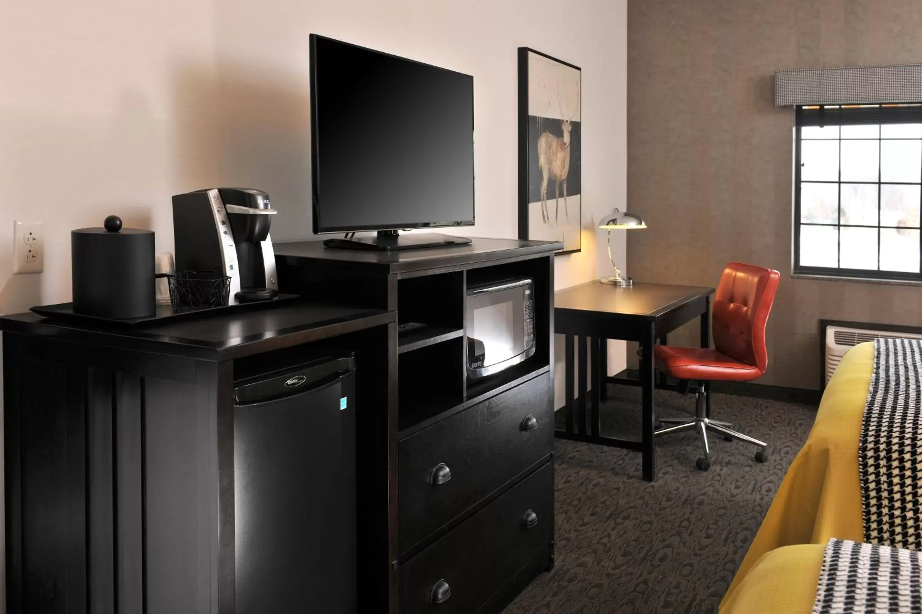 Day, TV/Entertainment Center in Stoney Creek Hotel Kansas City - Independence