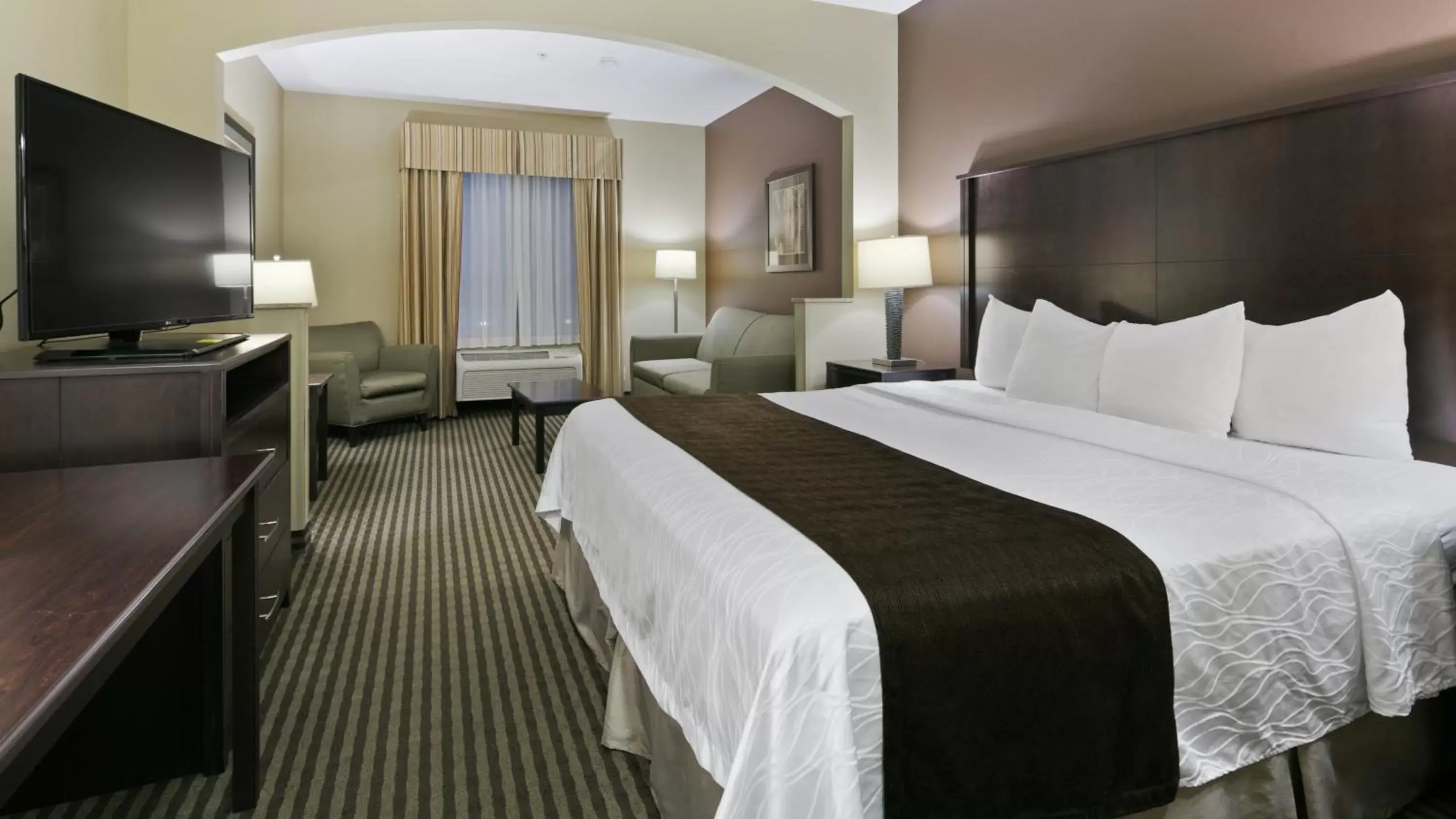 Living room, Bed in Best Western Plus Port of Camas-Washougal Convention Center
