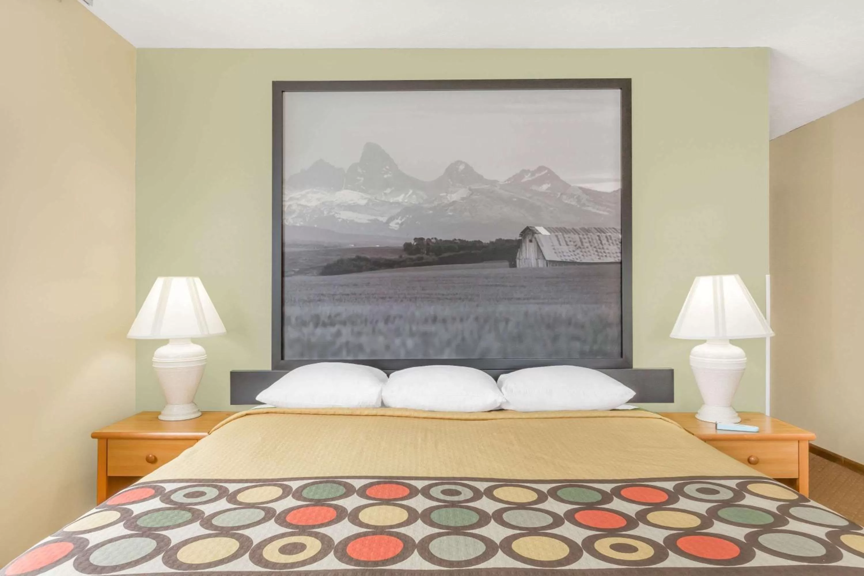 Photo of the whole room, Bed in Super 8 by Wyndham Driggs