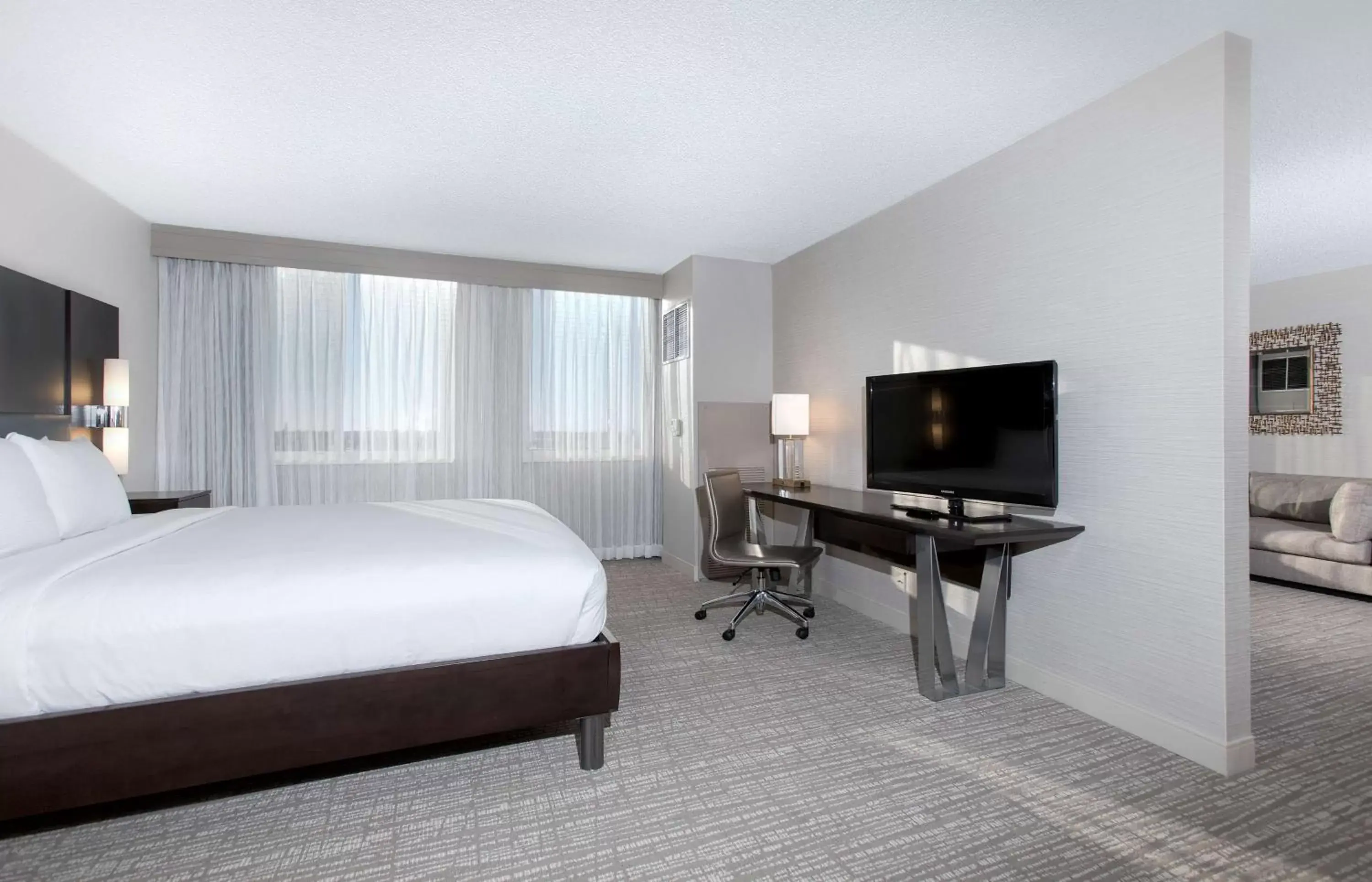 Bedroom, TV/Entertainment Center in DoubleTree by Hilton Hotel Deerfield Beach - Boca Raton