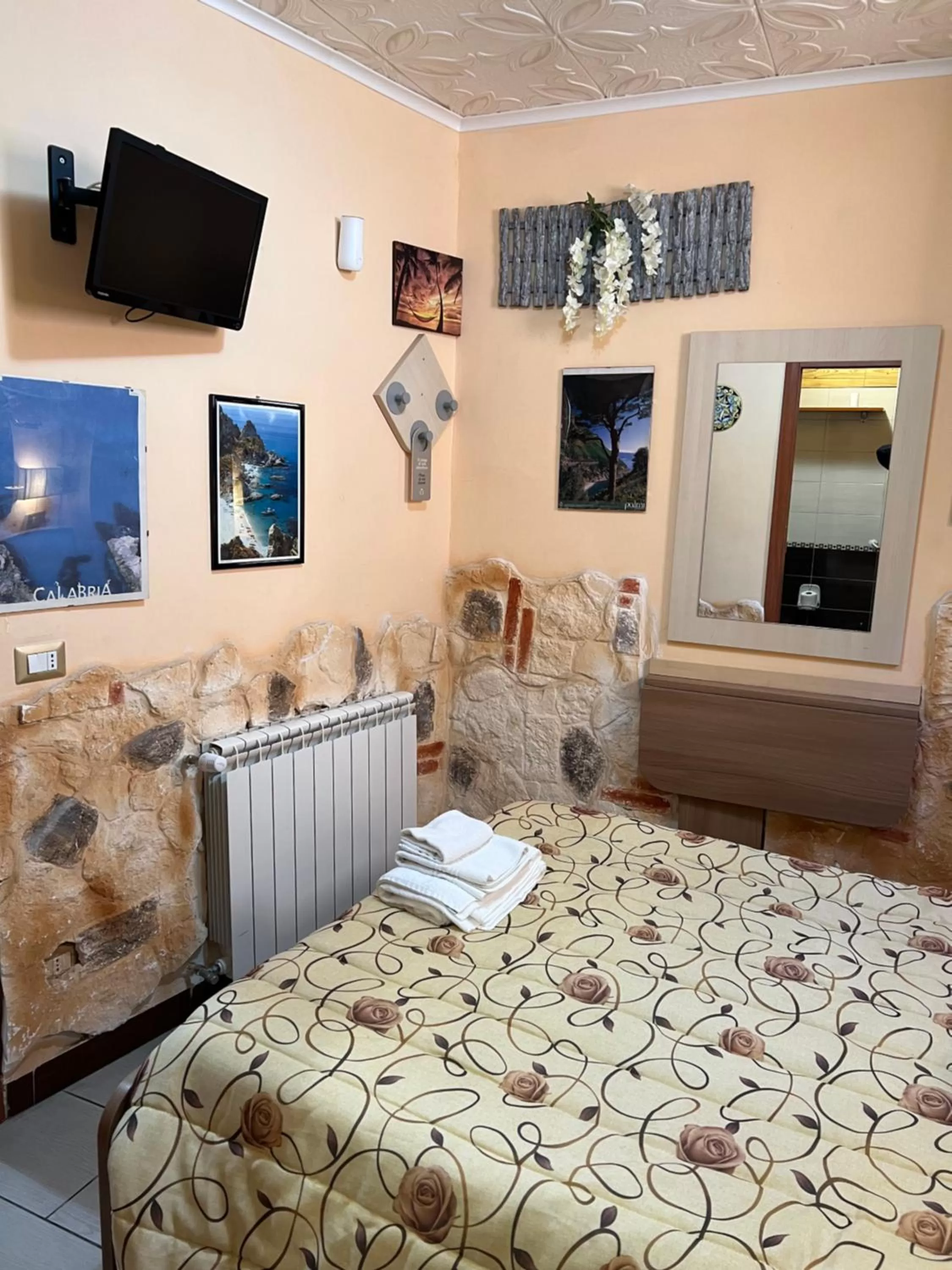 Photo of the whole room, Bed in Golden Dreams B&B