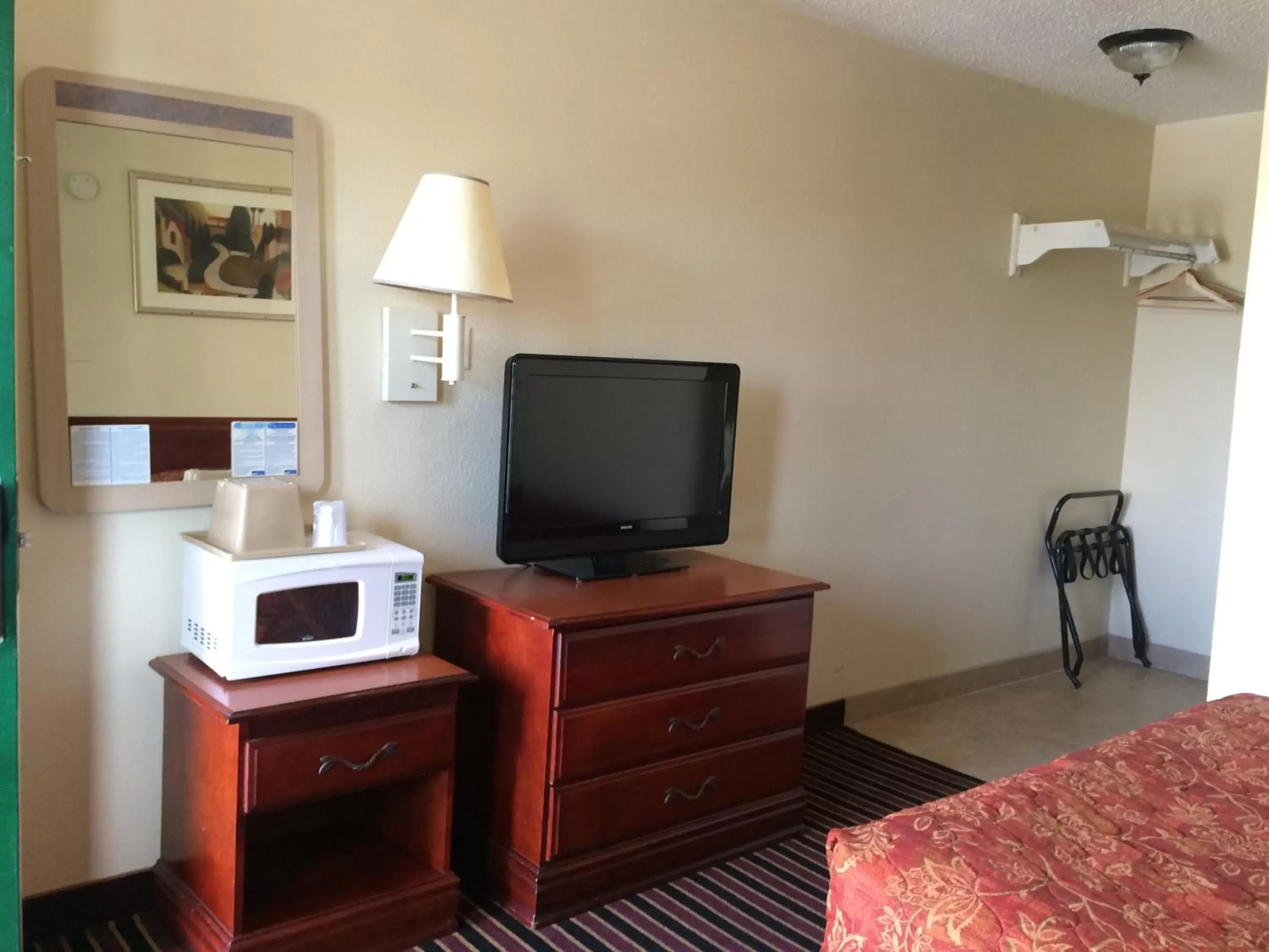 TV and multimedia, TV/Entertainment Center in Carpet Inn