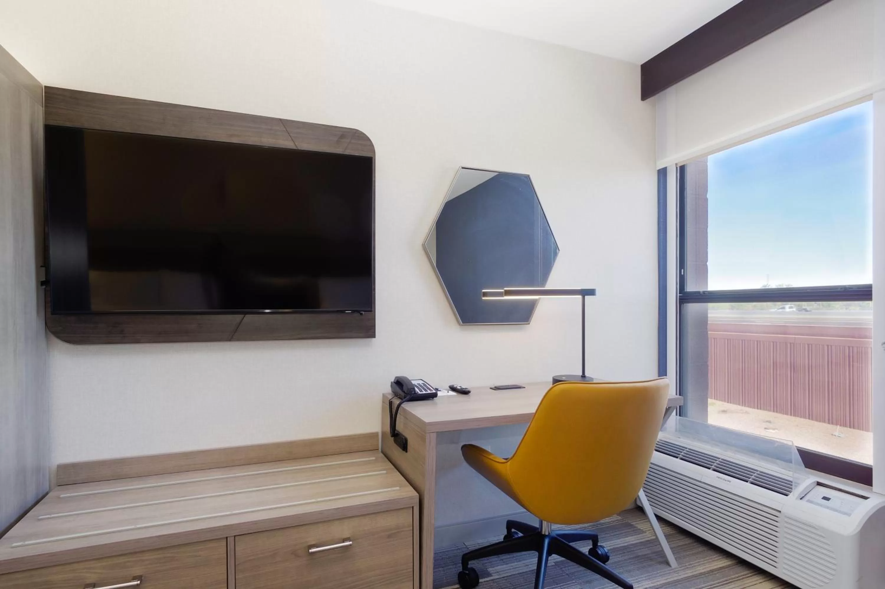 TV and multimedia in Holiday Inn Express & Suites Phoenix - Tempe by IHG