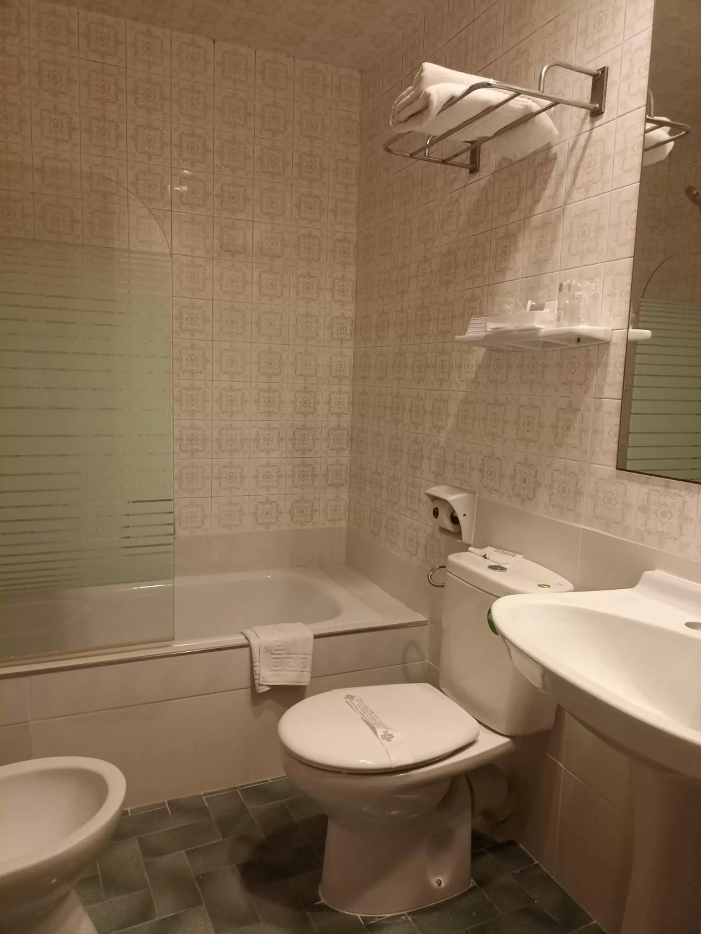 Bathroom in Hotel Lleó