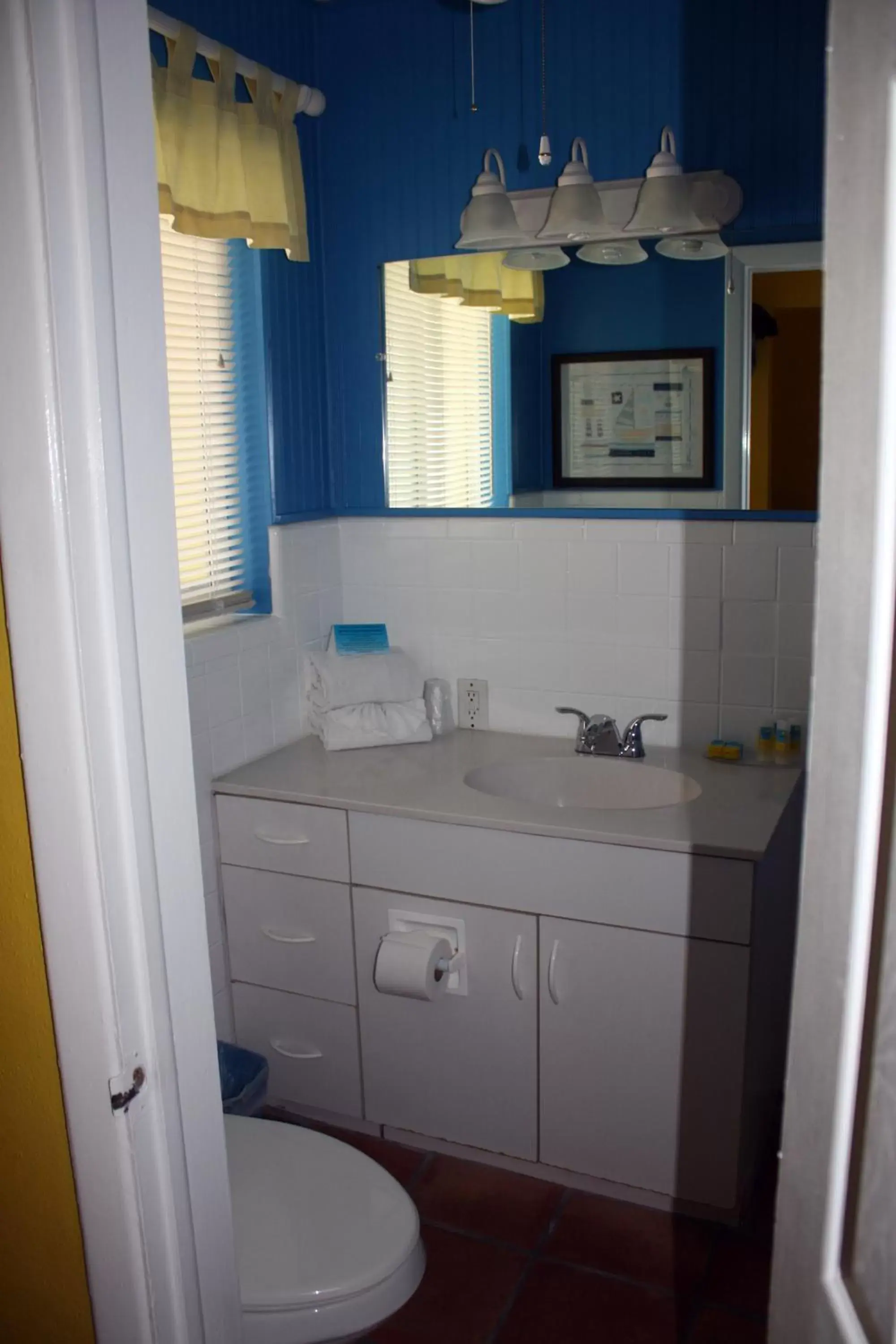 Bathroom, Kitchen/Kitchenette in Barefoot Bay Resort Motel