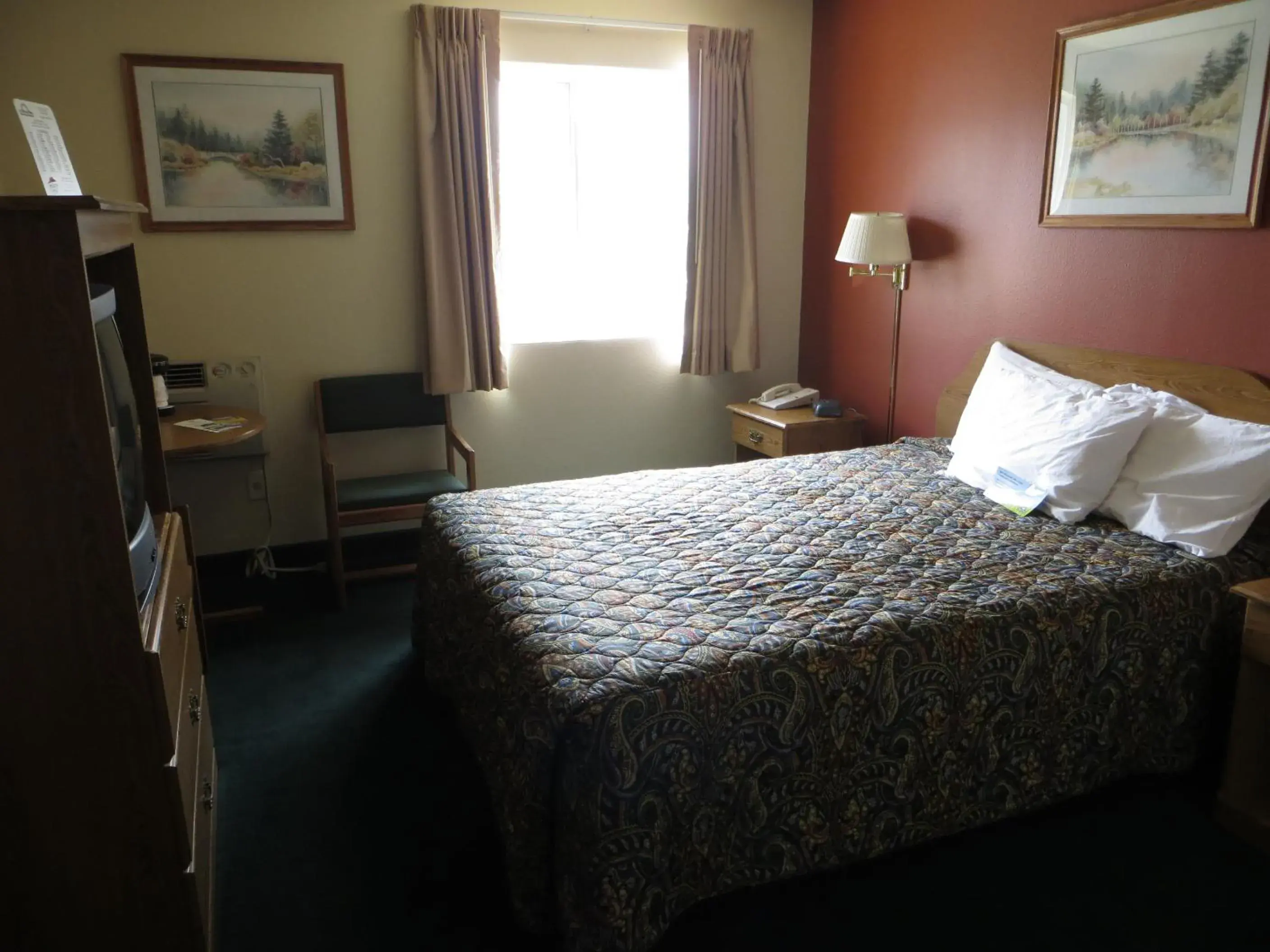 Bed in Days Inn by Wyndham Custer