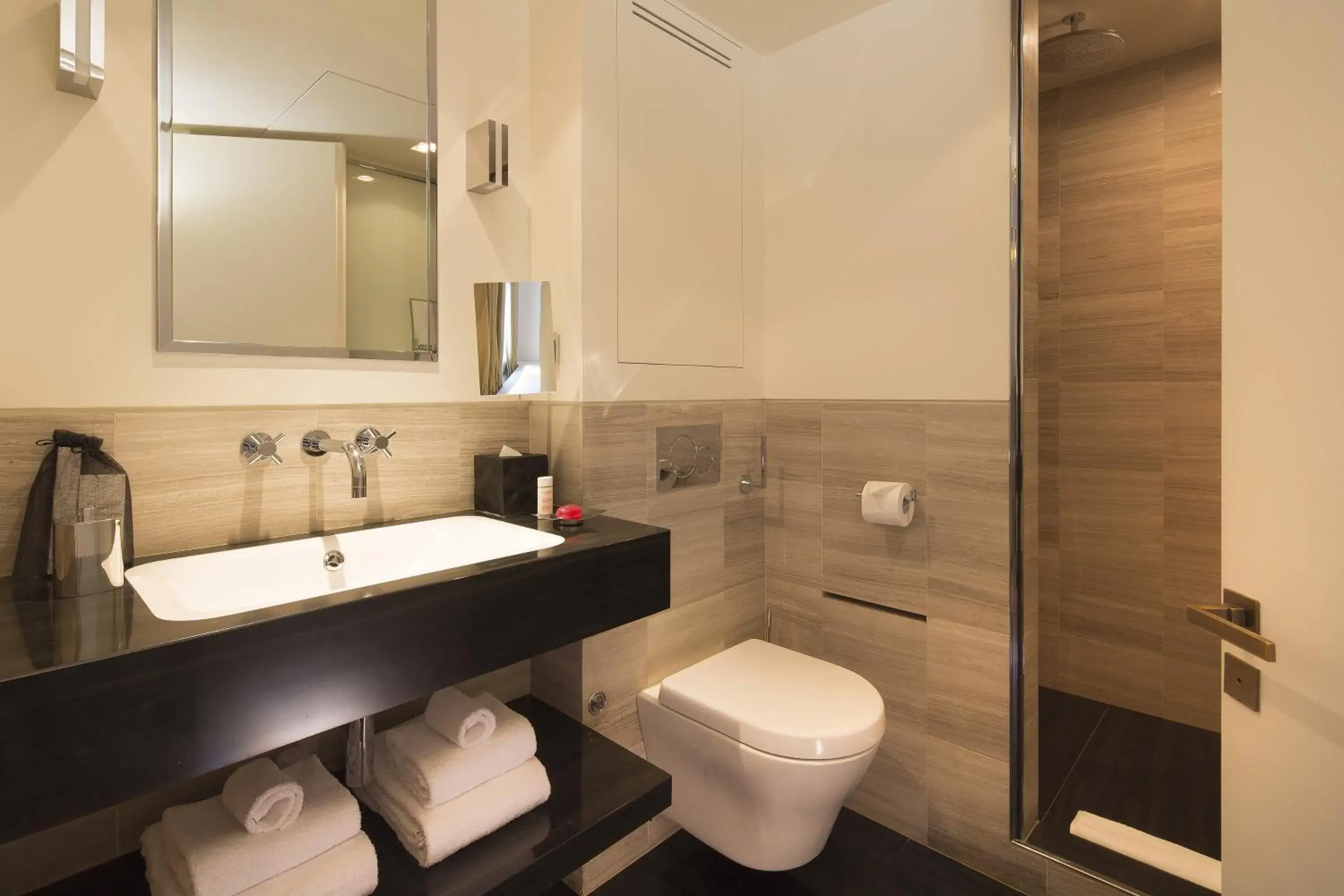 Bathroom in Hotel Marignan Champs-Elysées