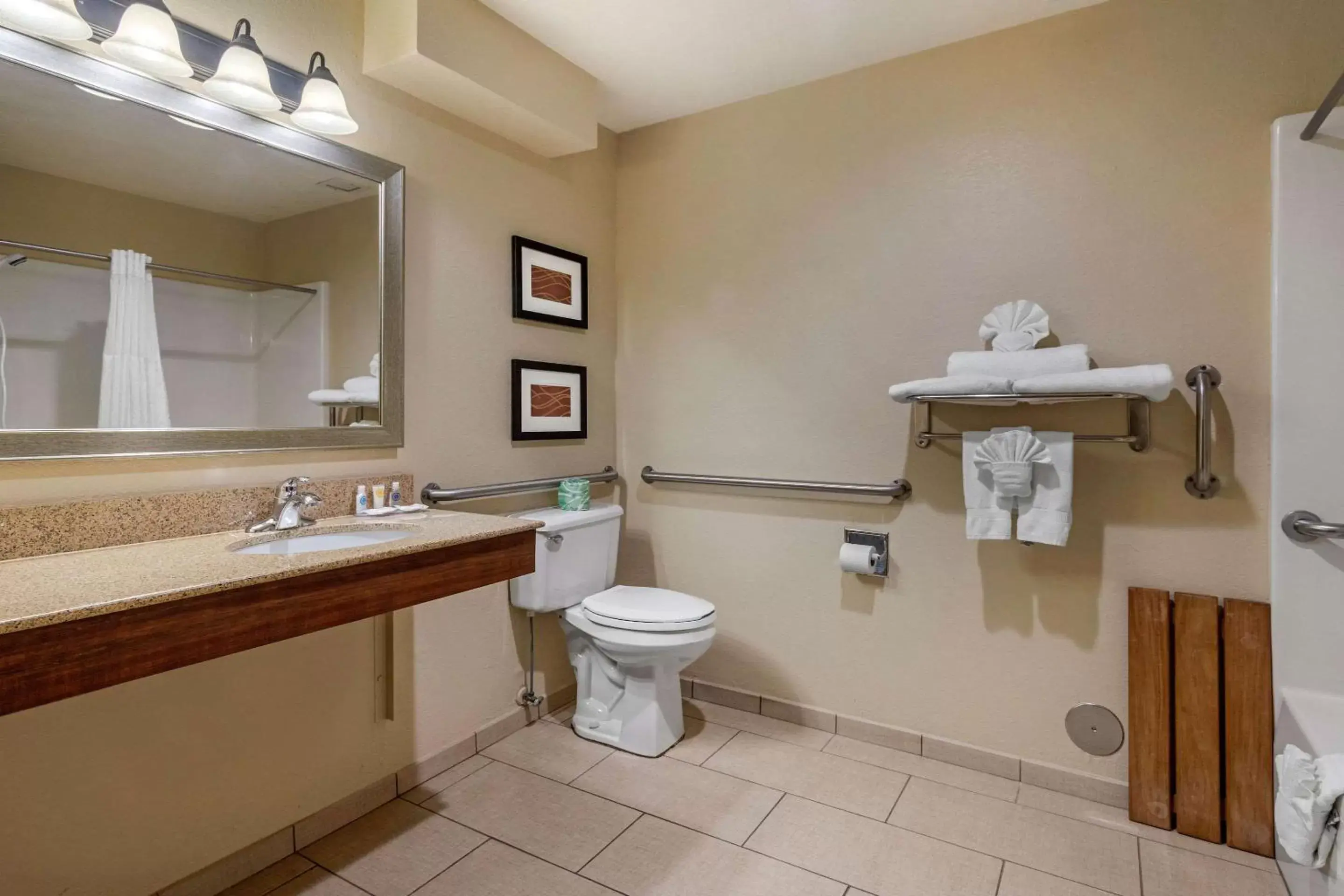 Photo of the whole room, Bathroom in Comfort Inn & Suites Springfield I-44