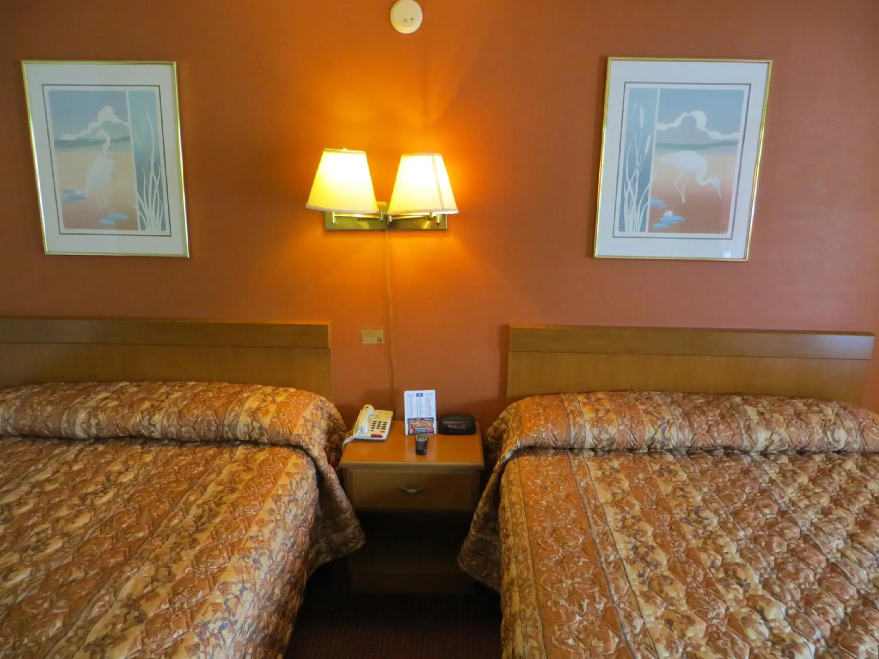 Bed in Americas Best Value Inn Cartersville