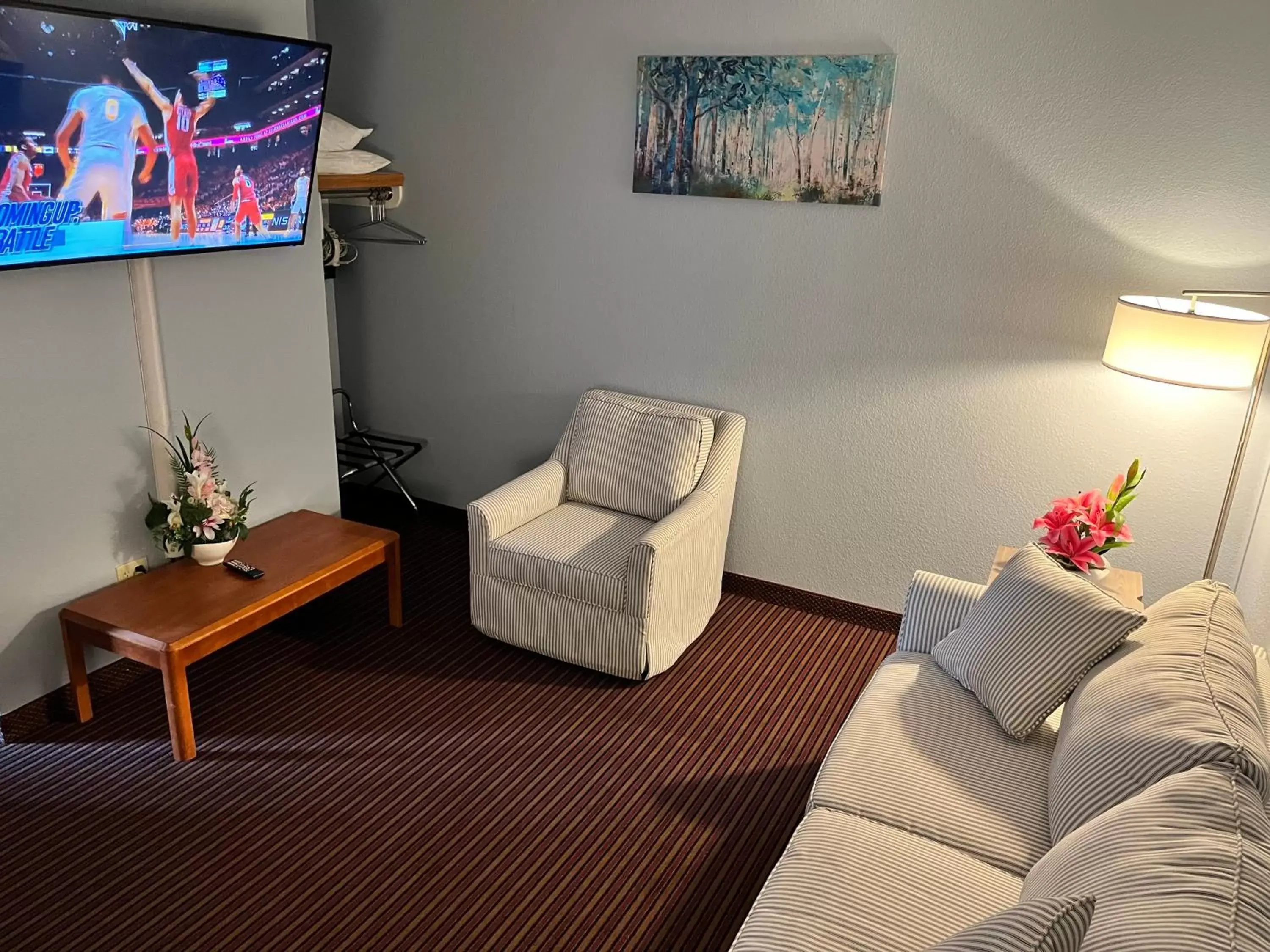 Living room, Seating Area in Garnett Hotel & RV Park