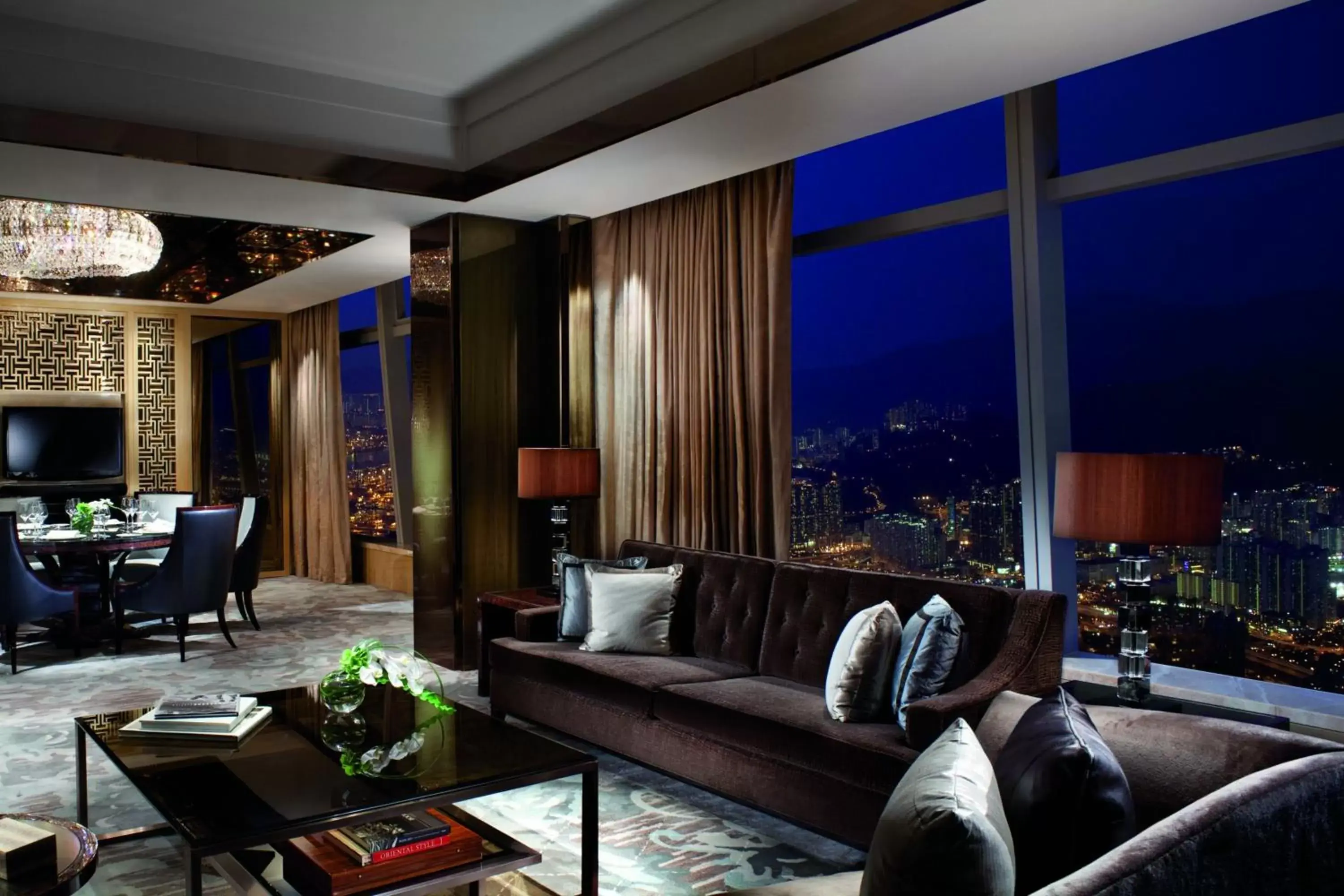 Photo of the whole room, Seating Area in The Ritz-Carlton Hong Kong