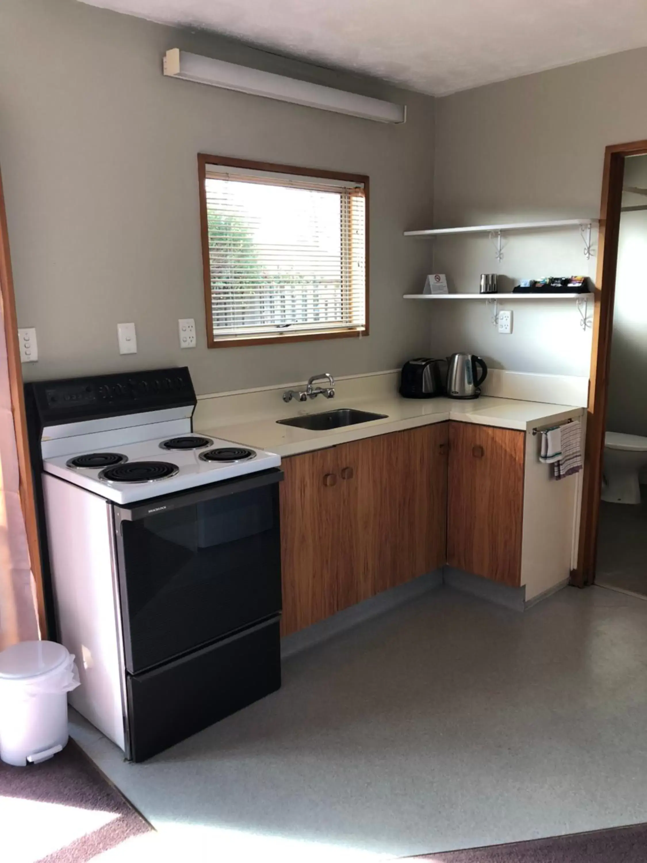 Kitchen/Kitchenette in Lilybrook Motel