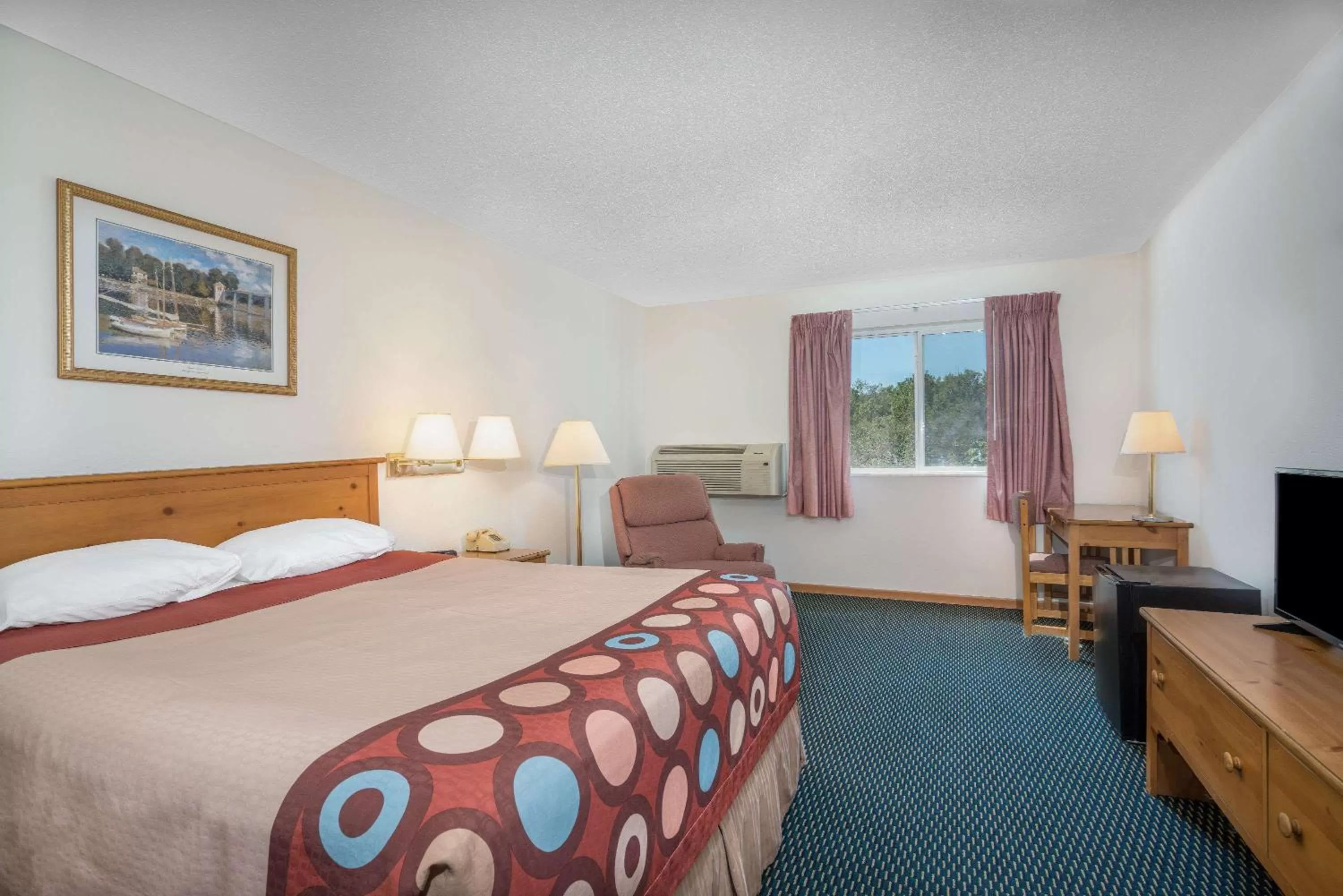 Photo of the whole room, Bed in Super 8 by Wyndham Phillips