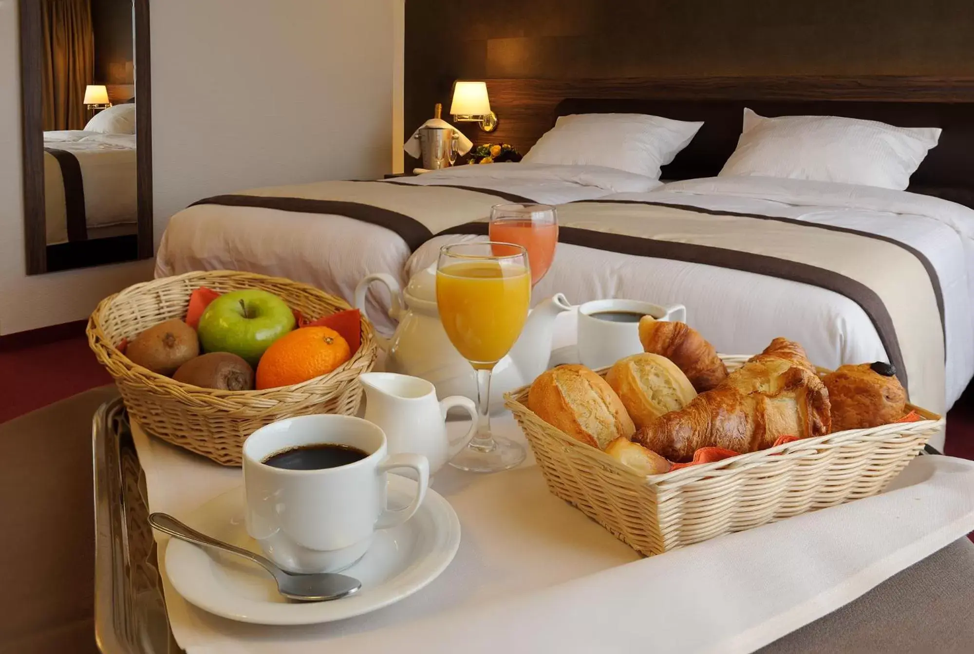 Comfort Twin Room in Golden Tulip Hotel de’ Medici Comfort Twin Room in Golden Tulip Hotel de’ Medici