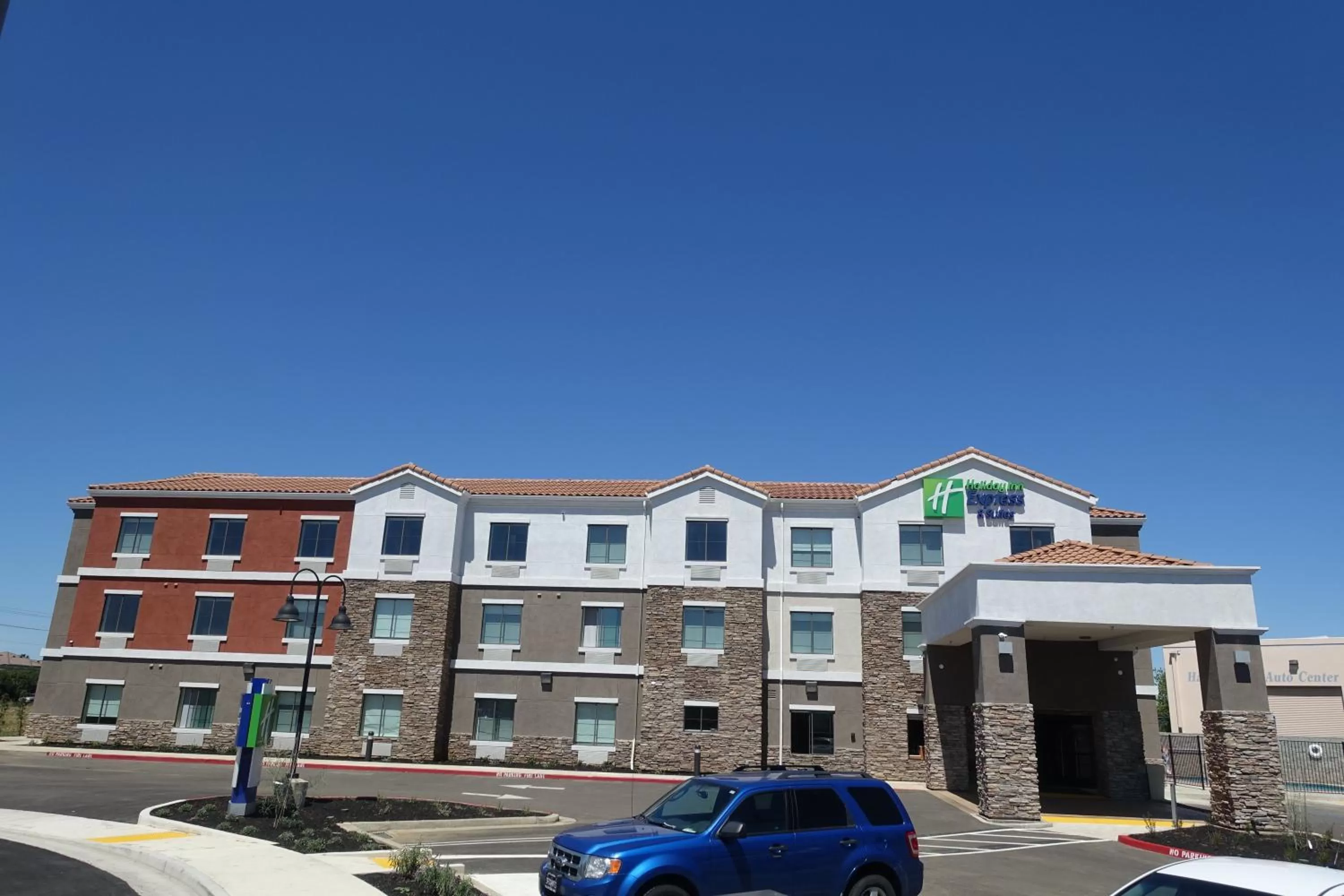 Property building in Holiday Inn Express & Suites Brentwood