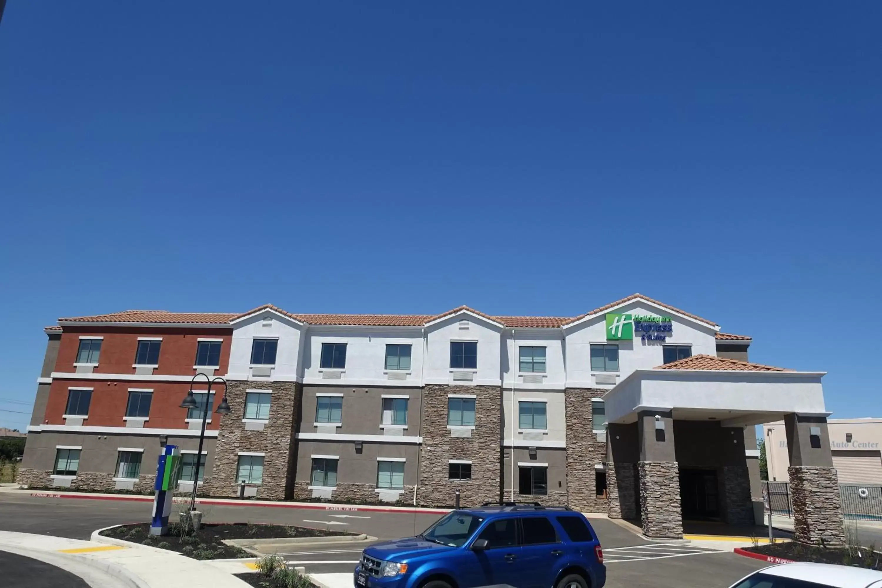 Property Building in Holiday Inn Express & Suites Brentwood, an IHG Hotel