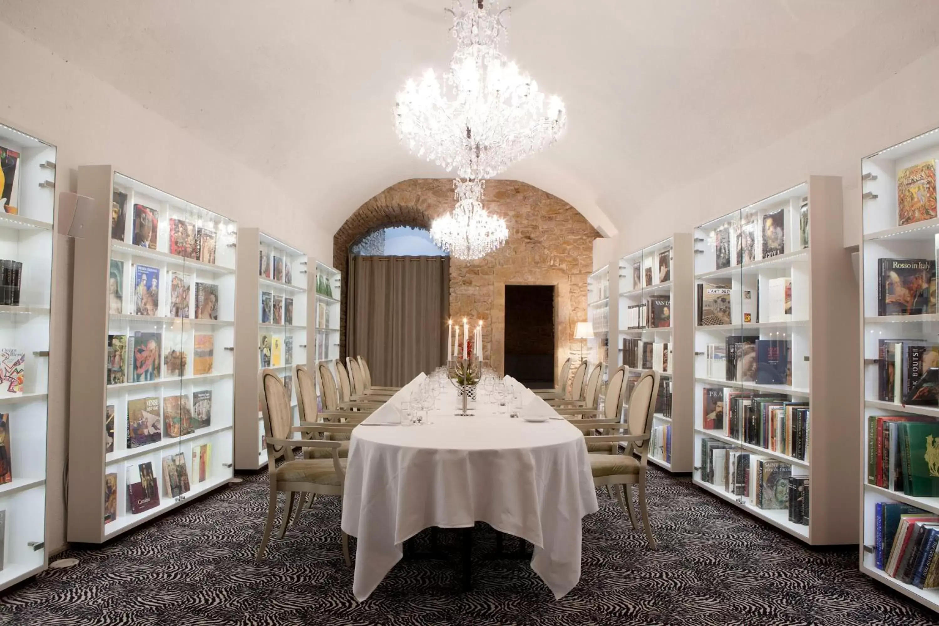 Banquet/Function facilities, Library in Hotel Le Place d'Armes