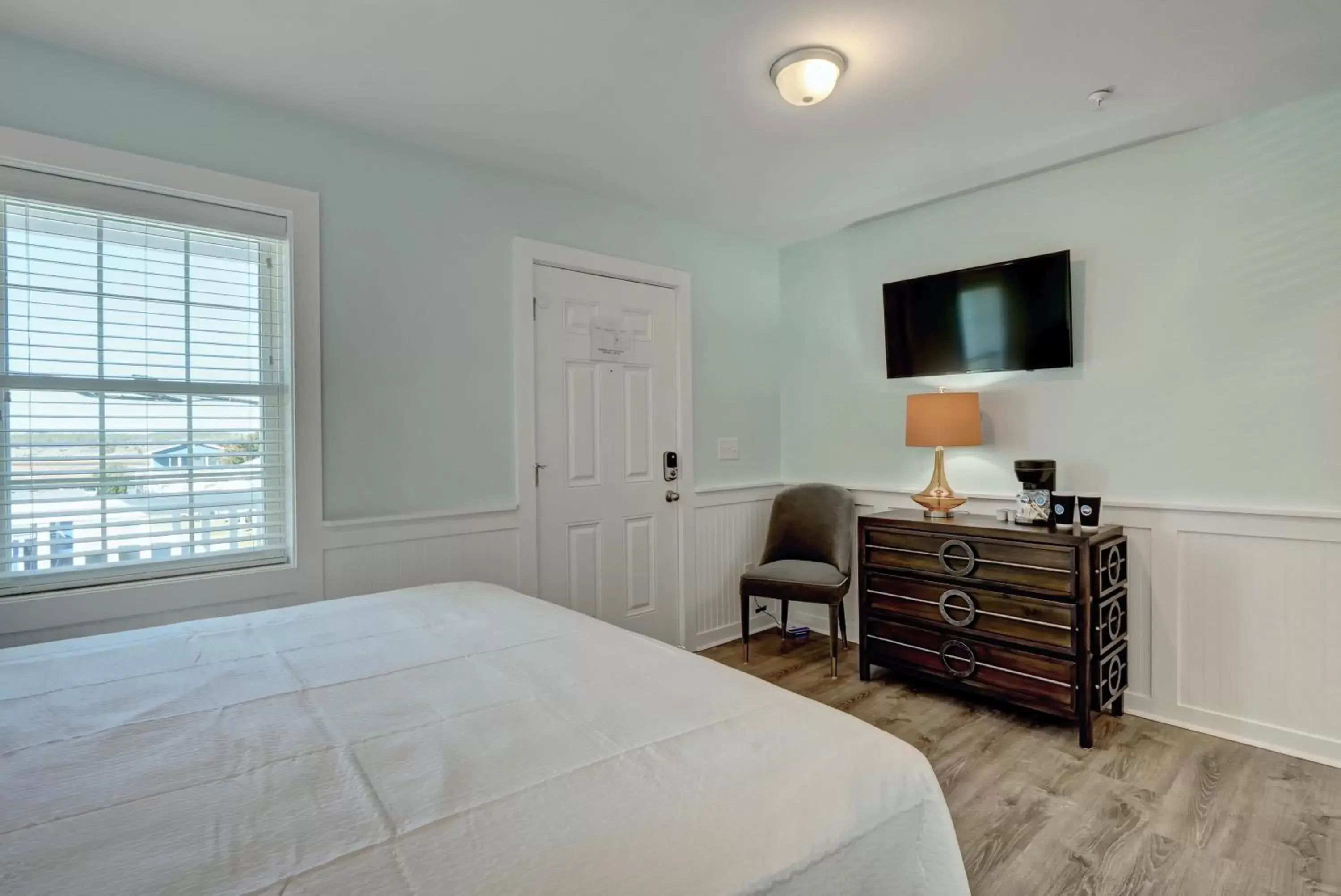 Property building, Bed in Loggerhead Inn and Suites by Carolina Retreats