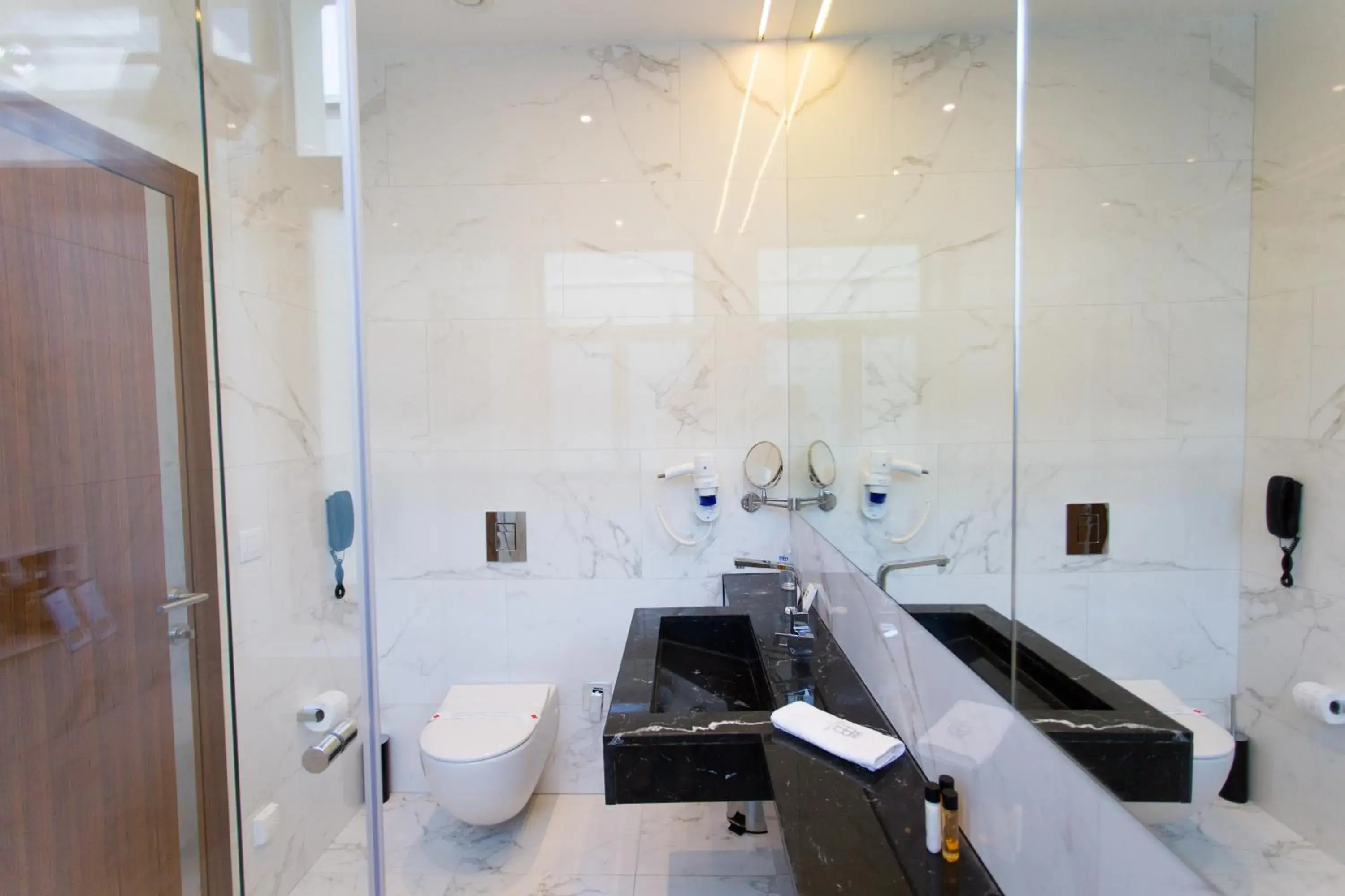Shower, Bathroom in Hotel Austria & Bosna