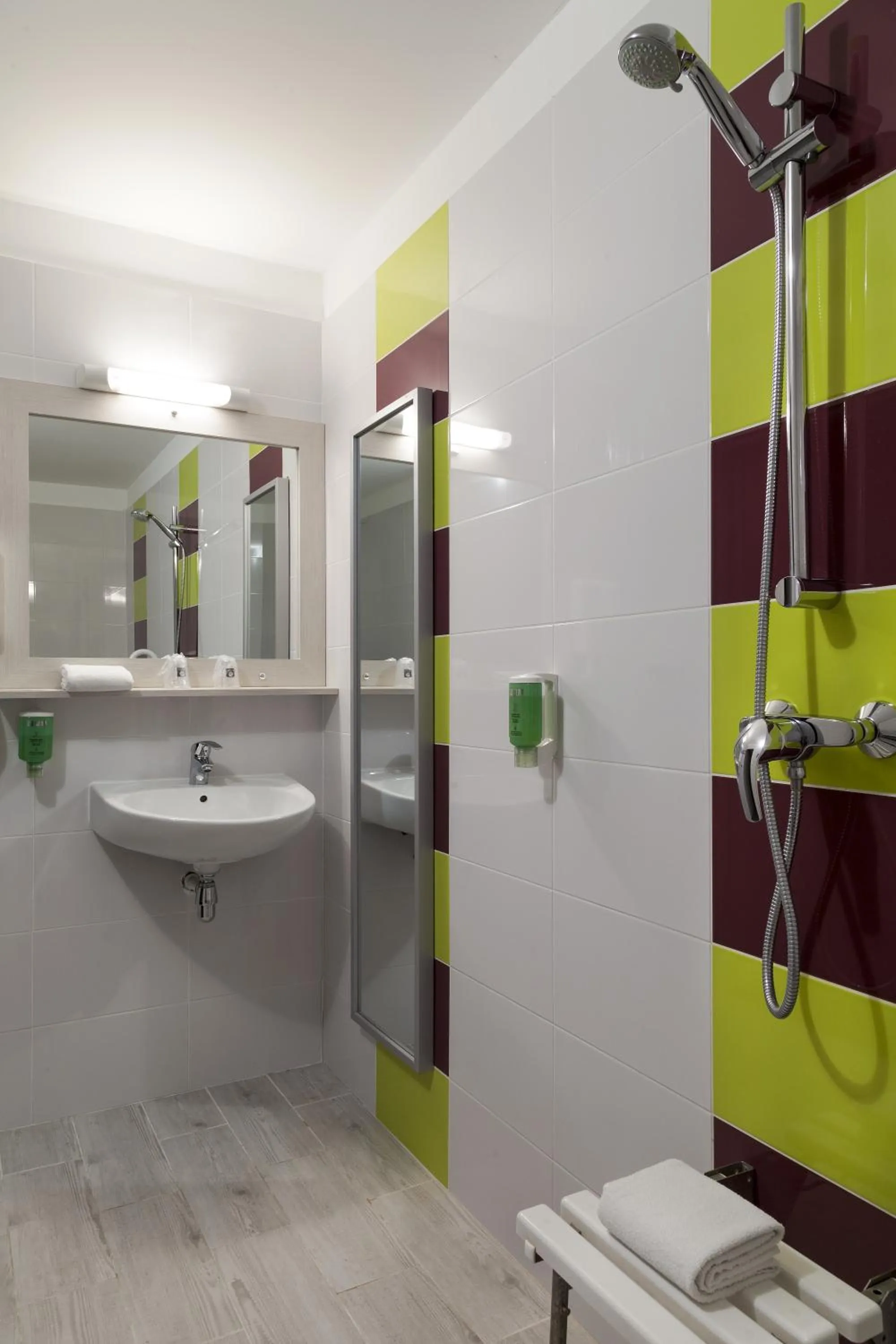 Bathroom in Comfort Hotel Orléans Olivet