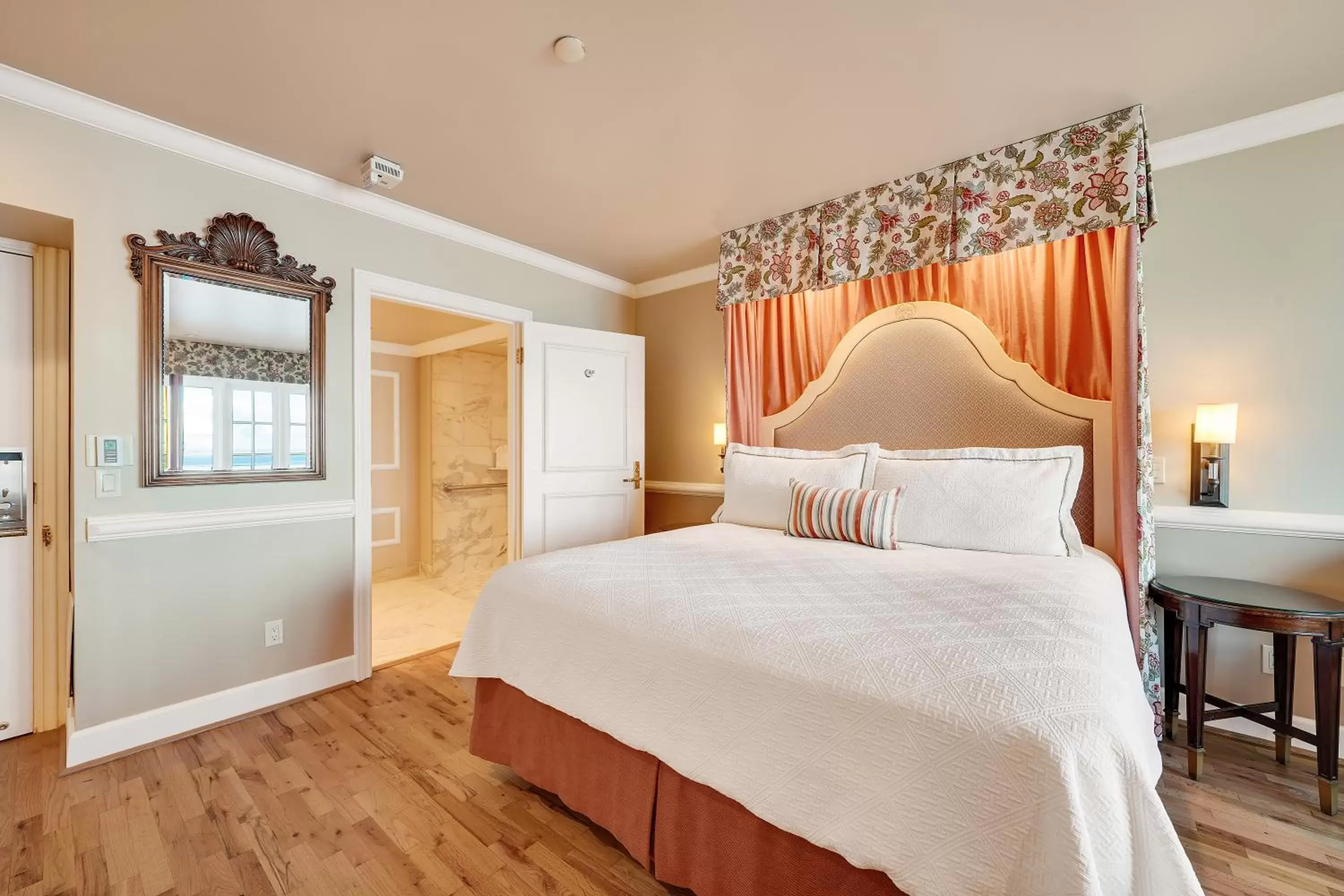 Bed in Spindrift Inn Bed in Spindrift Inn