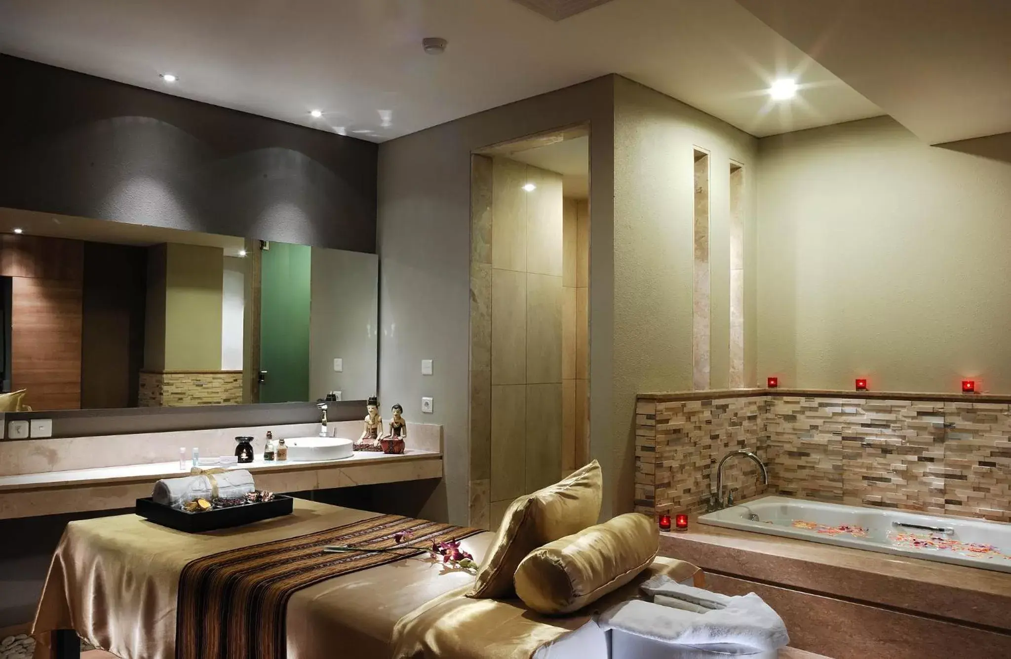 Spa and wellness centre/facilities, Bathroom in Holiday Inn Bandung Pasteur, an IHG Hotel