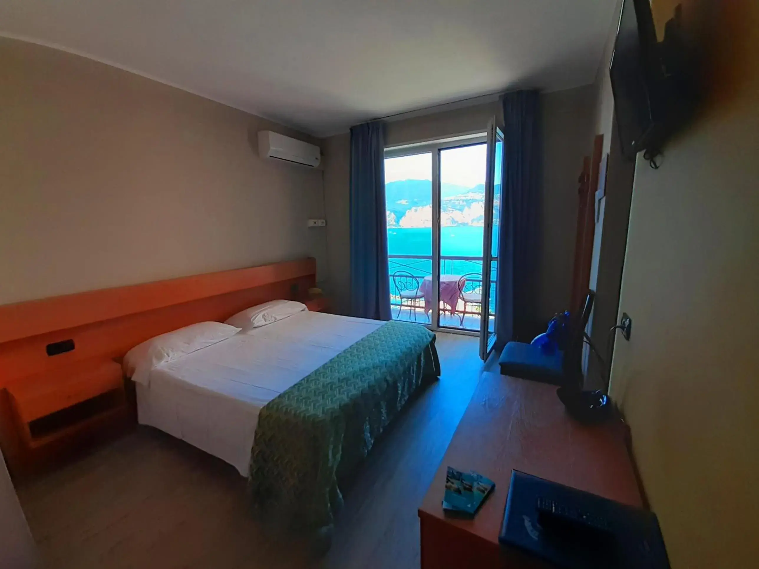 Lake view, Bed in Hotel Antonella