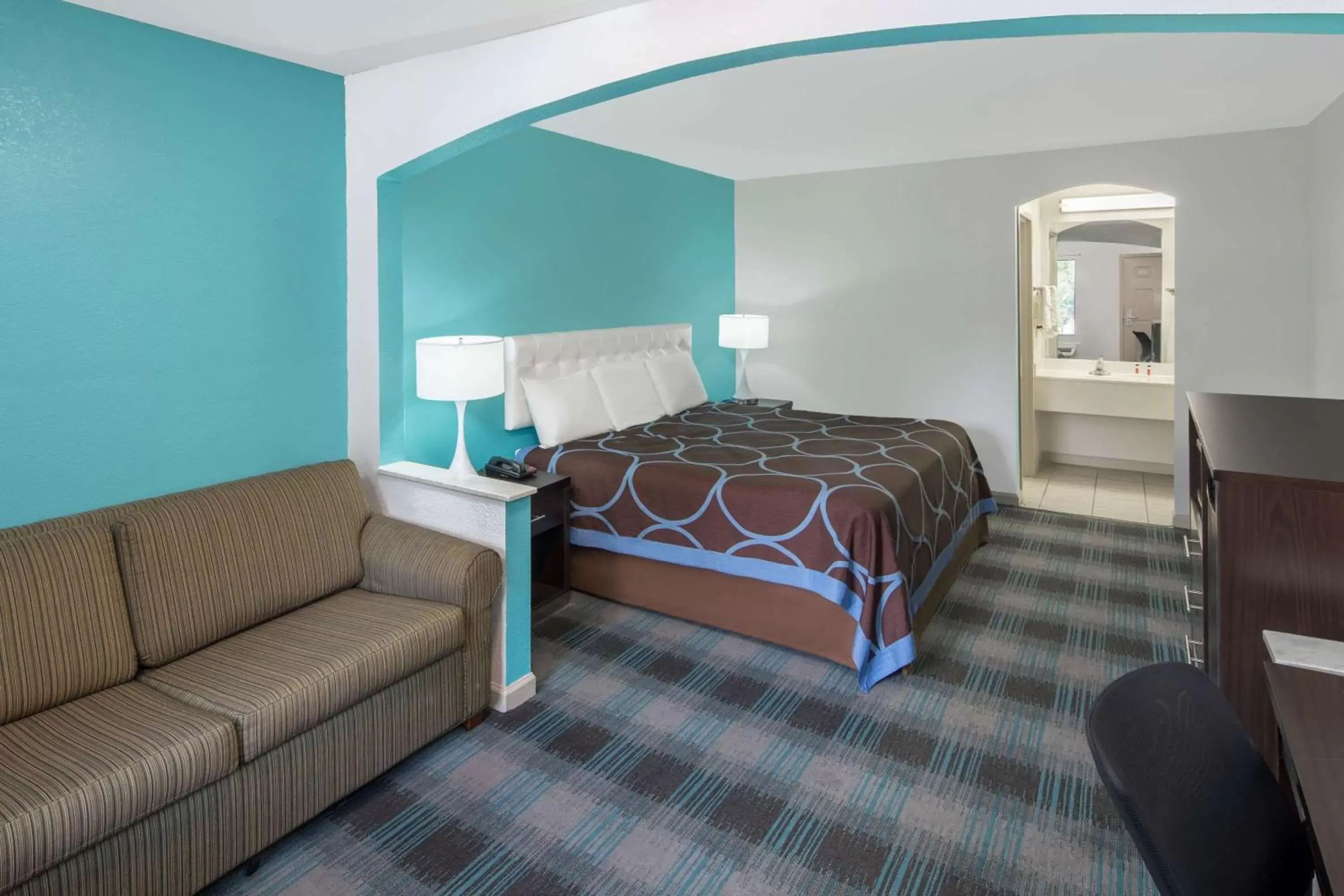 Photo of the whole room, Bed in Howard Johnson by Wyndham Vicksburg