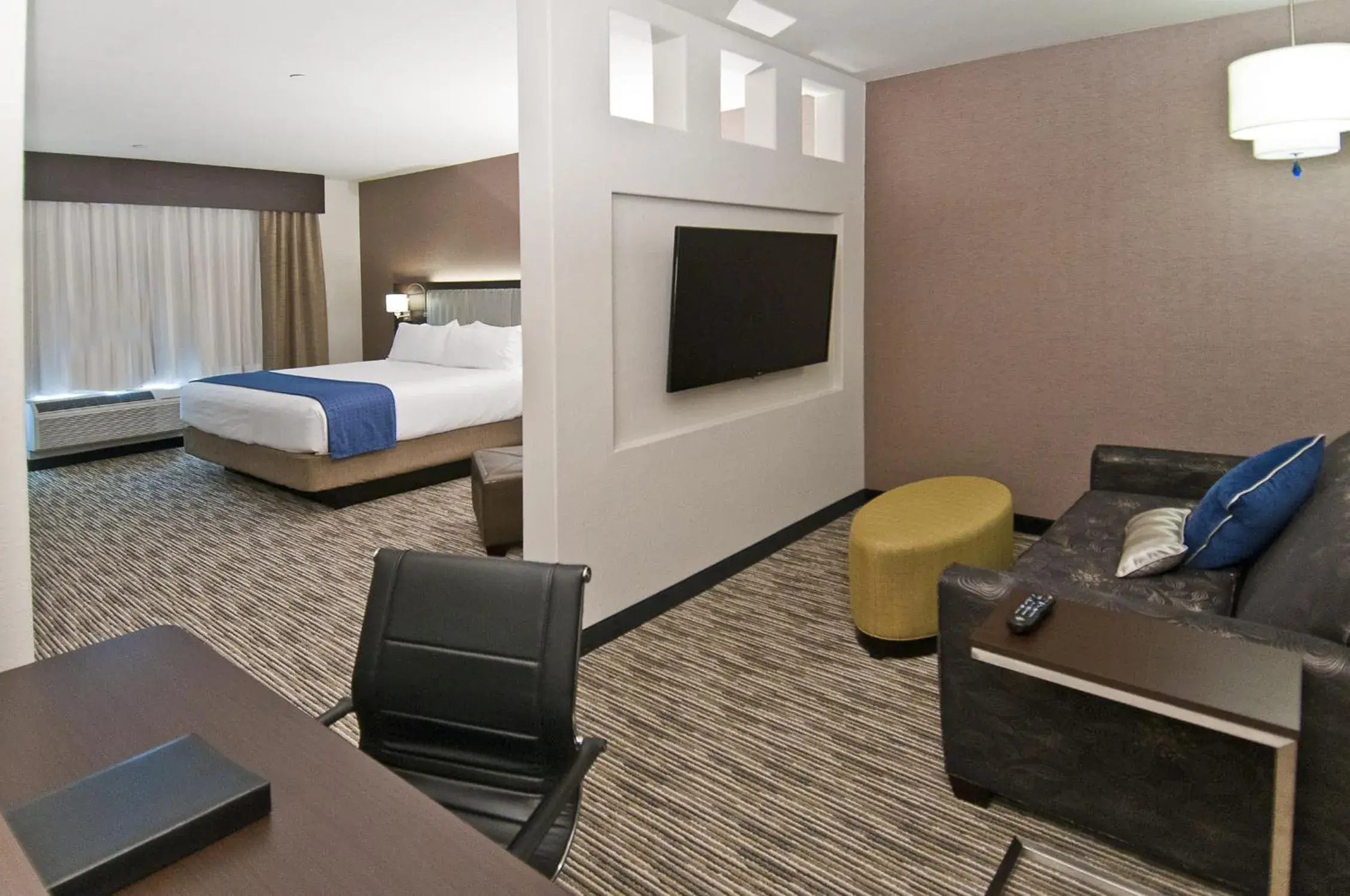 Photo of the whole room, Bed in Holiday Inn Austin Airport by IHG Photo of the whole room, Bed in Holiday Inn Austin Airport by IHG