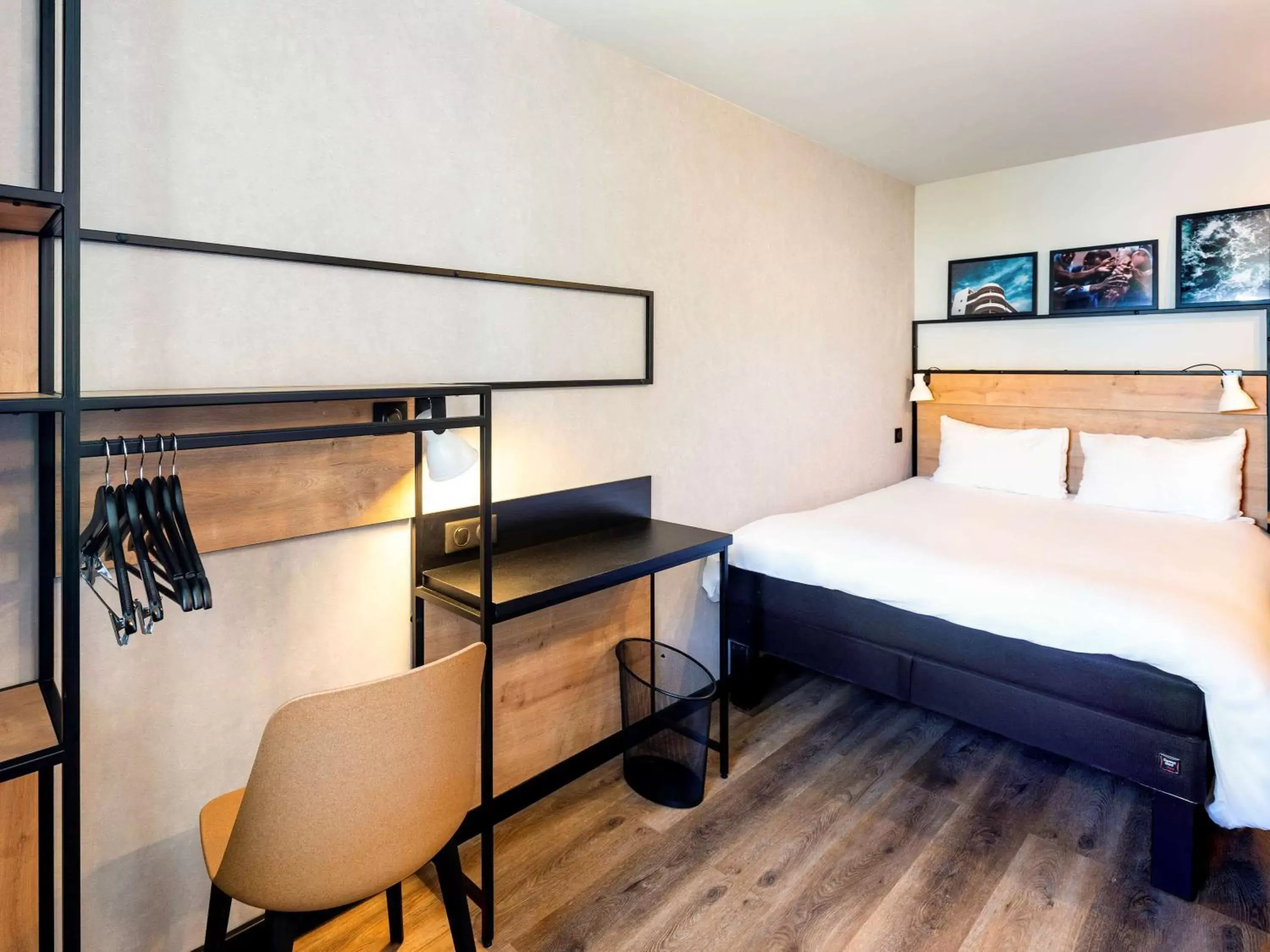 Photo of the whole room, Bed in Ibis Pau Centre